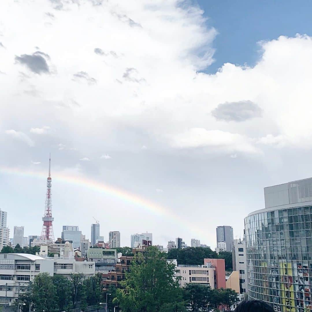 tomoko arimaのインスタグラム：「#🌈 . 今日も楽しかったなぁ〜って1日がおわる☺️ . 好きだったり、尊敬できたり、居心地が良かったり、 成長できたり、気づかせてもらえたり、 そんな人と過ごす時間と環境を大切にして 毎日を過ごしたいものですね！ . #rainbow #虹 #そういえば #虹プロジェクト #やっと見始めました」