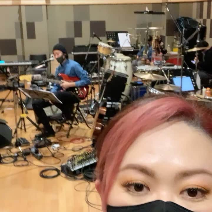 YURIのインスタグラム：「リハ。って言う言葉がこんなに恋しくなる日が来るとは。歌手として、アーティストとしての生命の危機感を何ヶ月もの間感じてた中歌を歌う喜び、音楽がもたらす喜び、そしてミュージシャンと生で音を作り、感じる喜び。疲れてるけど嬉しくてちょっと涙が出てきた。ありがとう。I feel alive again. My existence as an artist has been brought back to life. How long has it been since I’ve actually sung at a rehearsal with real #musicians, in a rehearsal studio? Way too long. I’m so thankful♥️🎤Thru all the good and bad, I am an #artist. I am a #singer. And just being embraced in the music, melody and rhythm, made me tear up a bit... here’s to hoping all of us musicians can get back to working again as soon as possible. #thankful」