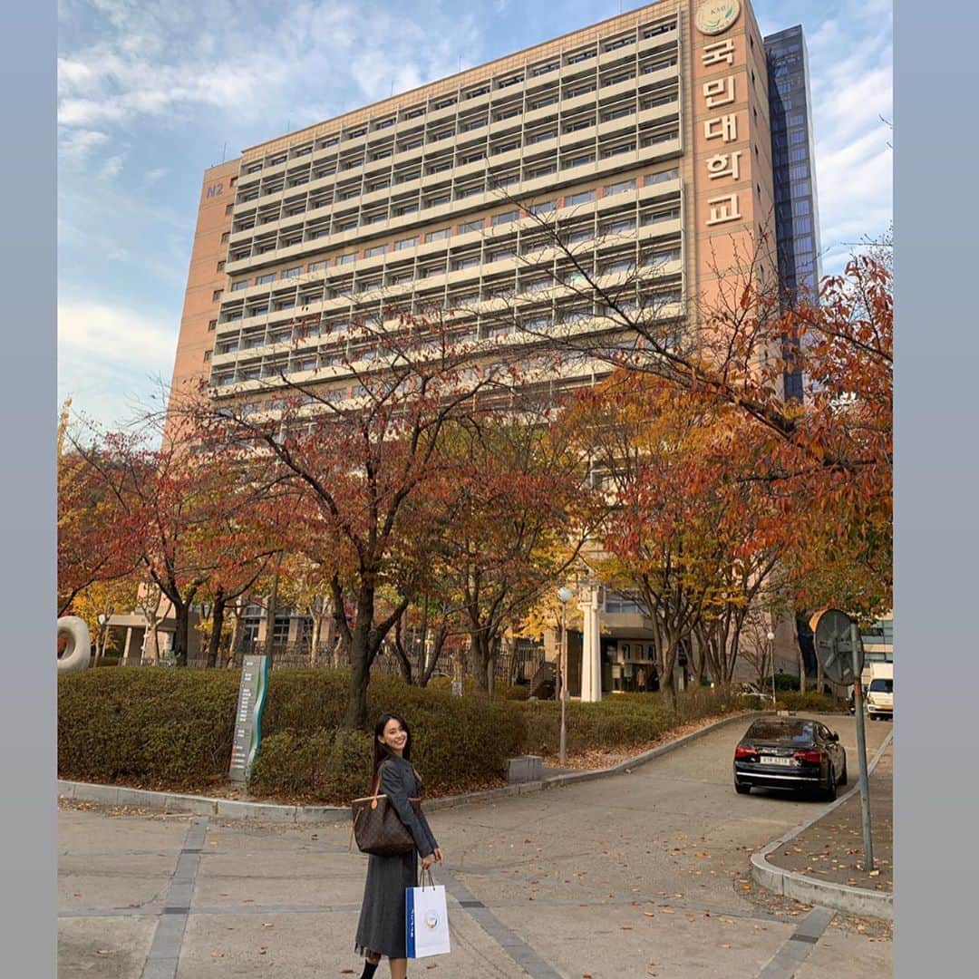 ホ・ヨンジュ のインスタグラム：「#국민대학교 #목요특강  긴 글을 적고 싶은데.. 아직 감동이 문장으로 정리되지 않아요 🙂 제 인생에 정말 소중한 순간이었어요. 목요특강 연사 중 최연소로 무대에 설 수 있는 영광을 선물해주신 윤종영교수님 문창로 부총장님 감사합니다☺️ . . #강연#국민대#강연하는삶」