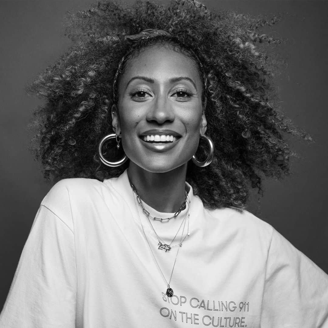 V Magazineさんのインスタグラム写真 - (V MagazineInstagram)「ICYMI, #V127 Thought Leader @elainewelteroth has just launched a podcast with @americanexpress, celebrating Black-owned small businesses and spotlight trailblazing entrepreneurs. Titled #BuiltToLast, Elaine will start conversations that will deep dive into the stories, history, and continued legacy of the Black-owned small businesses that have shaped American culture. ✨  Head to the link in bio to discover more! — From #V127 Winter 2020 Photography: @inezandvinoodh Casting: @itboygregk V127 Interview: @overlyopinionatedblackperson  Elaine wears top @pyermoss」11月5日 22時51分 - vmagazine