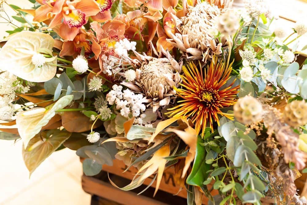 Instyleweddingkyotoさんのインスタグラム写真 Instyleweddingkyotoinstagram Autumn Wedding ブラウンやベージュ オレンジ系の装花でまとめて秋らしく Instyleweddingkyoto Wedding Autumnwedding September Autumncolors