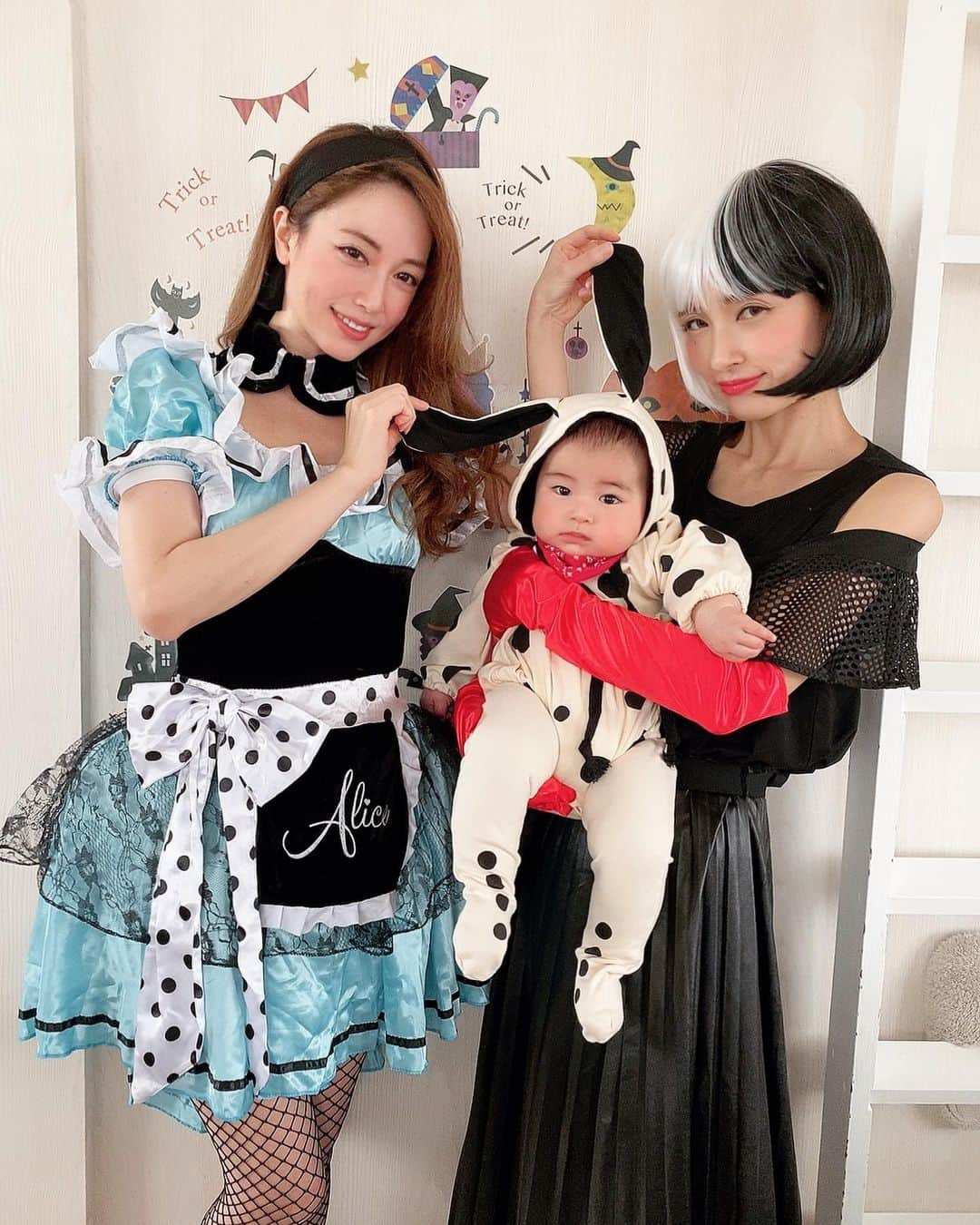 大矢真夕さんのインスタグラム写真 - (大矢真夕Instagram)「先日K子の家にお邪魔して ハロウィン🎃👻パーティをしました😊 . . . . 私はアリスで ちさっきーは101のヴィラン、クルエラ ベビーはダルメシアンの仔犬🐶 毛皮にされる😂 . . . . もう亡くなってしまったけど 昔実家で飼っていたダルメシアンを思い出しました😊🐶 . . . . K子はずいぶんご機嫌なトランプ(12)だったので 途中で私も着替えて トランプ(13)になりました🙄🃏 . . . . K子が用意してくれていたお肉は お家焼肉と思えないくらい美味しかった😊 そしてちさっきーからまたまた美味しい葡萄を戴いてしまったよ🥺 . . フルーツ好きにはたまらん立派な葡萄😊 . . . . . . #メイク  #かぼちゃ #お化け  #halloween #halloween2020  #halloweenday #halloweenparty  #halloweenfun #halloweentime  #halloweenmakeup #halloweencostume #halloweenready #ハロウィン  #ハロウィン2020 #ハロウィーン  #ハロウィン仮装 #ハロウィンパーティー #ハロウィン仕様 #homeparty #ホームパーティー #friends #disney #alicinwonderland #alice #101 #playcards #ディズニー #アリス #トランプ #101匹わんちゃん」11月5日 22時46分 - mayuohya