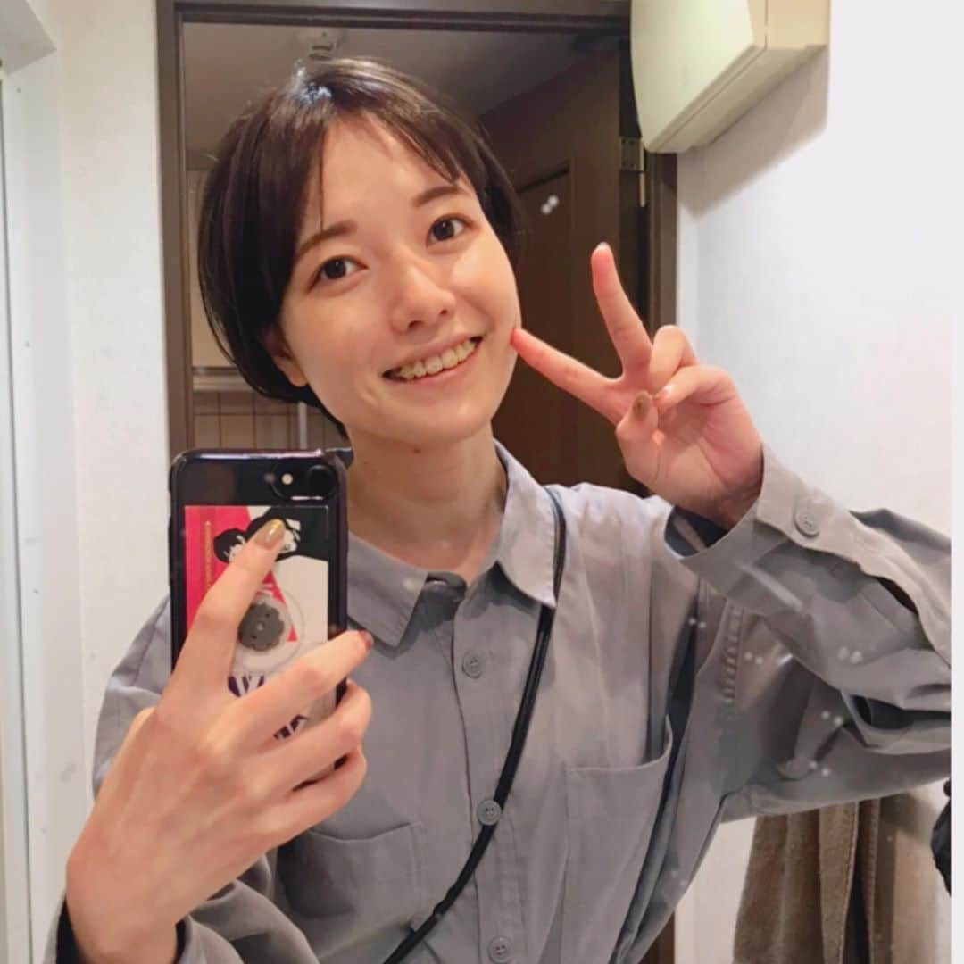 のインスタグラム：「髪の毛. . 切りました。  いつもお願いしてる栃木さん。 @yt1214_sac   おまかせでお願いしたら 人生で1番お気に入りのショートに！🤩🤩. . カラーはグレージュ😱😱 おしゃれ😱😱. . . みなさんは 短い派？長い派？. . . #ショートヘア #ショートボブ #バッサリ #センター分け #洗面台 #変なピース #変な笑顔 #変な歯 #吉本坂46 #樺澤まどか」