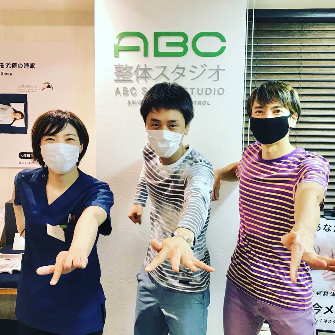 土方隼斗さんのインスタグラム写真 - (土方隼斗Instagram)「ABC整体さんで体メンテナンスしてもらいました！ 最近編集作業が減っているせいか腰の負担が減ってました(･_･ 動き始めたからなのかな？ そしてABCアスリートでインラインスピードスケーターの戸取選手とパシャリ。 週末は久々の試合！！  #キュアレ #ABC整体 #ABCアスリートアンバサダー」11月5日 22時50分 - hijikatahyt