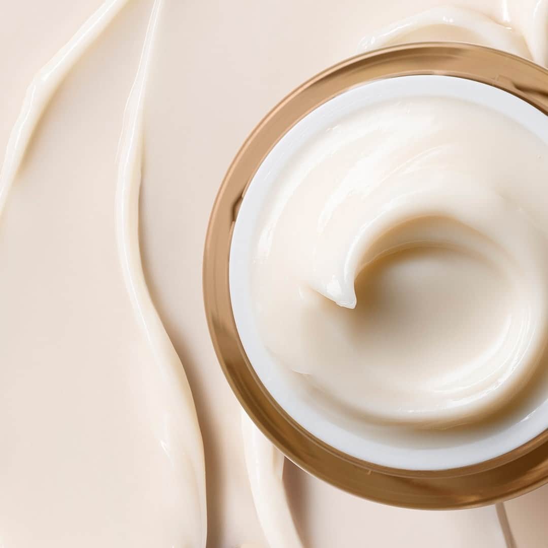のインスタグラム：「Soft, smooth, and ultra-nourishing. ✨ Packed with the power of Moringa, #RevitalizingSupreme #moisturizer is the key to radiant skin ✨ Tap to shop!」
