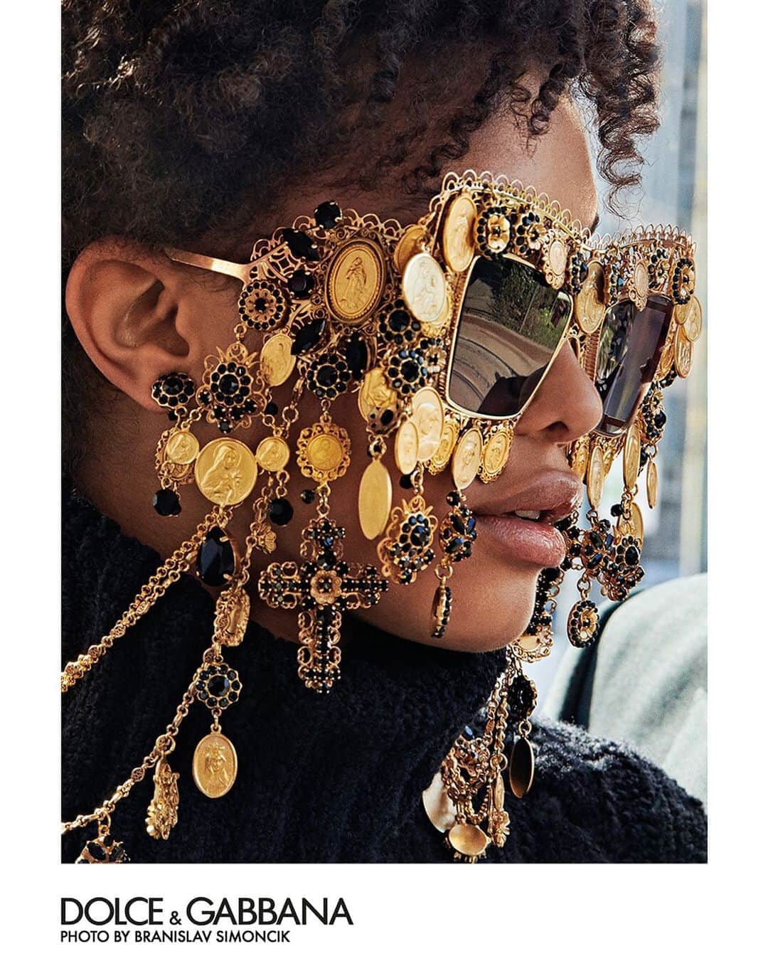 ドルチェ&ガッバーナさんのインスタグラム写真 - (ドルチェ&ガッバーナInstagram)「Innovative shapes, iconic details: discover the new Fall-Winter 2020 Eyewear Collection. ⠀ ⠀ ⠀ The #DGDevotion sunglasses feature a gold metal frame with precious details. ⠀ ⠀ Shop the #DGEyewear at the link in bio.⠀ ⠀ #DolceGabbana」11月5日 23時00分 - dolcegabbana