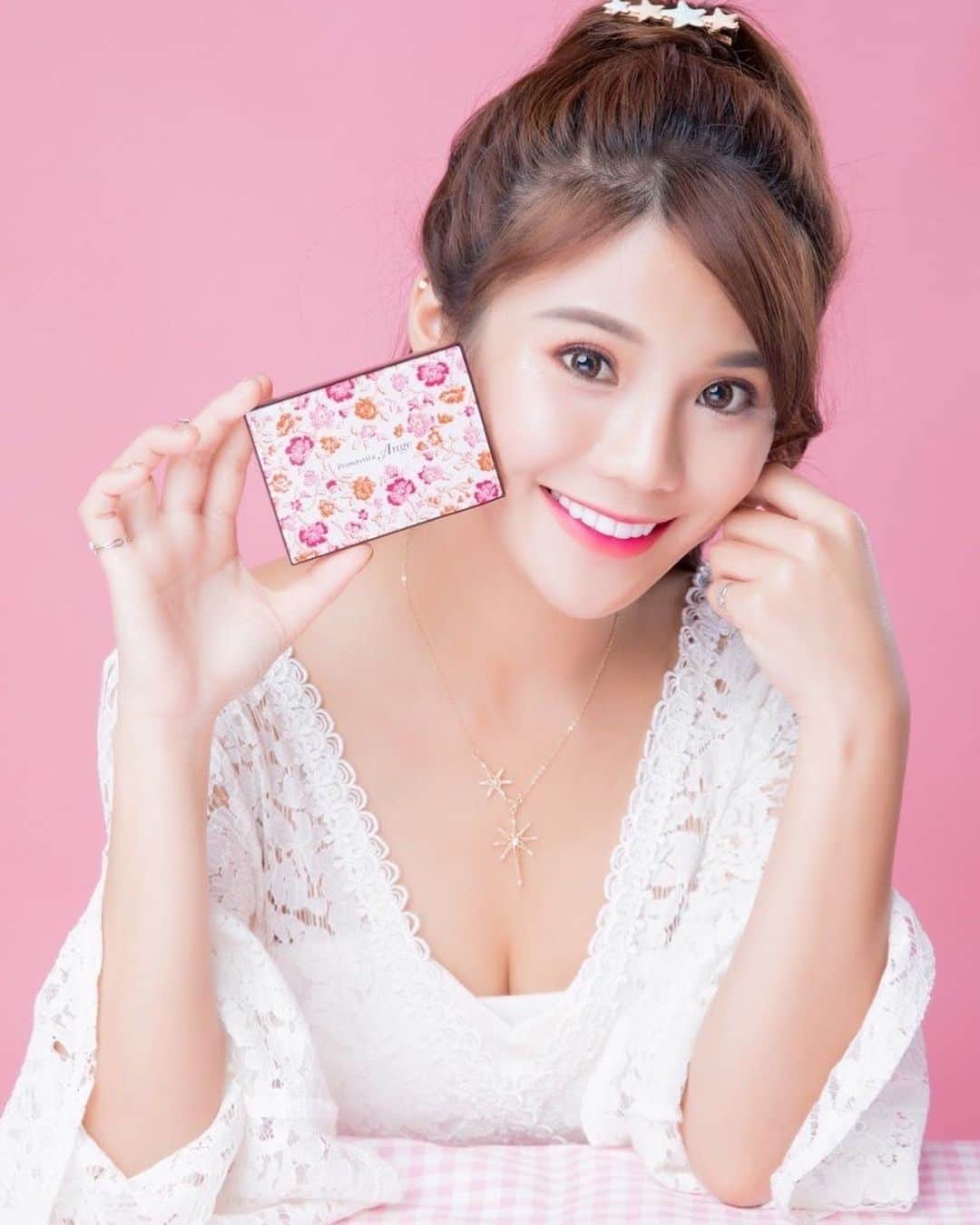 琳妲さんのインスタグラム写真 - (琳妲Instagram)「🎁文末抽獎🎁 身為一位一三五跳啦啦隊、二四六練舞的活力青春女孩兒 平常彩排時，為了讓自己有好氣色笑起來像朵花🌼 都使用⭐️粉紅開架霸主⭐️  SOFINA 漾緁 控油瓷效妝前隔離乳進化版 能有效控油和讓肌膚有柔焦的美膚感  - 平常出門和閨密約會甚至有表演時 除了 SOFINA控油妝前乳以外， 都一定會再搭配SOFINA輕妝綺肌長效粉餅， 嘿嘿~ 😝 粉餅細緻的粉體可以滑順的服貼肌膚 修飾毛孔、膚色，打造透亮精緻的妝感 連女孩們最在意的出油補妝都能輕鬆達成， 輕拍就能完美貼妝，直接全場最亮眼💖  最近因為疫情的關係要一直戴著口罩 防疫做好做滿，妝容也不能忽視啊‼️ 化妝包內的首選就是SOFINA輕妝綺肌長效粉餅， 妝感服貼不出油，連口罩大「磨」王也毀不了我的妝容啦~ 🥰 內容物好用之外，外殼也不！能！輸！ 今年別出心裁以精巧刺繡來呈現朵朵碎花，整個少女心噴發💐 粉盒的精緻度和Q度直接加到滿分💯 讓我每一次拿出來都有戀愛般粉紅泡泡的好～心～情～  「SOFINA Primavista Ange漾緁輕妝綺肌長效粉餅進化版＋2020粉戀花漾限定粉盒」企劃組，現正推出振興甜甜價499元(原價600元)   女孩們趕快手刀go購吧~  在全台美妝、藥妝店以及SOFINA EC商城數量限定發售中哦！   如果是想收藏限定粉盒，也有單賣喔，還不快去買來收藏！  ✨好用又可愛的東西一定要分享給你們 提醒大家一個人只能留一次唷 超出就不符合資格唷 👉🏻現在追蹤 @sofina_tw  👉🏻標記1位朋友+留言跟我分享「你想試用隔離乳還是粉餅呢？為什麼？」 ✨抽獎日期 👉🏻即日起～11/9晚上12:00 ✨🎁 👉🏻抽出五位幸運的小可愛🍀 #SOFINA漾緁 #sofinaprimavistaange #SOFINATAIWAN #粉戀花漾限定粉盒 #8小時不脫妝」11月5日 22時54分 - linda831212