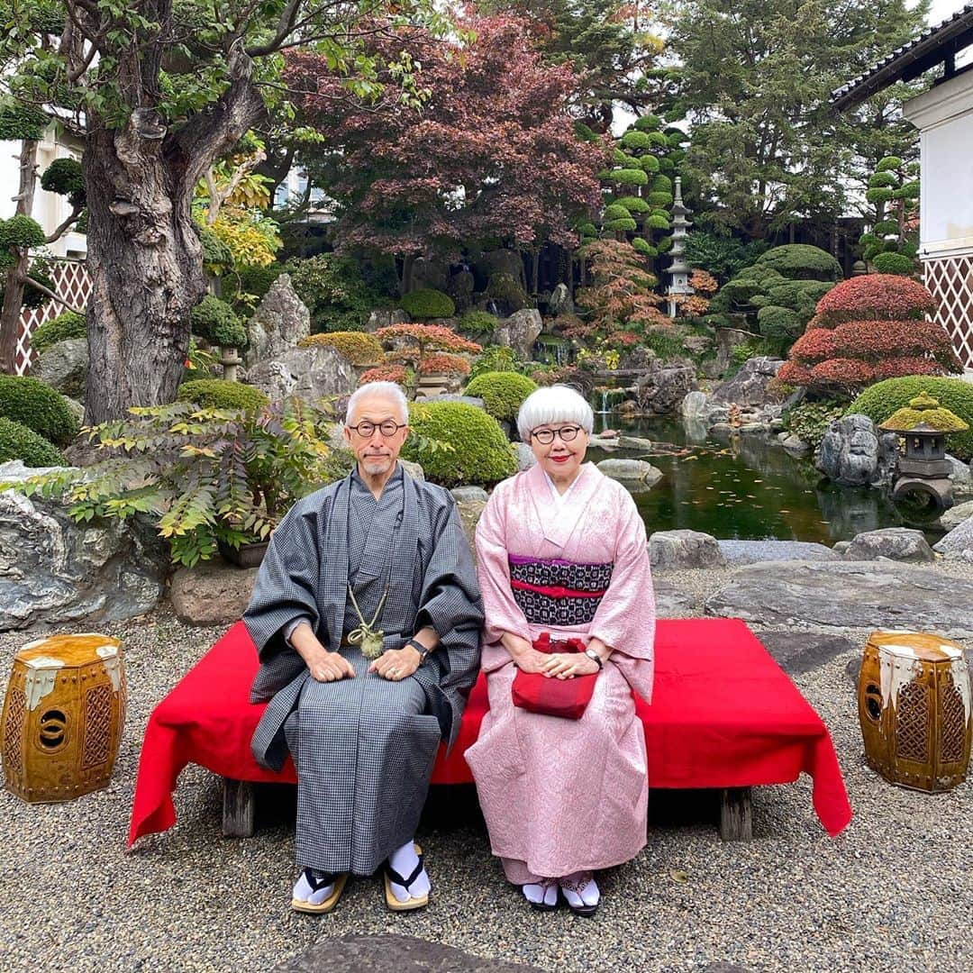 bon ponさんのインスタグラム写真 - (bon ponInstagram)「上杉神社⛩では「やまがた愛の武将隊」の上杉景勝・直江兼続の両氏に案内していただきました。勇壮たる甲冑姿と武士言葉が格好良かったです。 米沢城本丸跡に建てられた上杉謙信公を祀る上杉神社は、舞鶴橋の謙信公の軍旗「毘」「龍」の間を通る参道の奥にあります。 敷地内には謙信公の遺品や直江兼続公の「愛」の前立て兜など、貴重な文化財を所蔵・展示する稽照殿があり、 謙信・景勝・兼続・鷹山などの人物像の銅像や「家訓十六条」や鷹山の名言「なせば成る なさねば成らぬ 何事も 成らぬは人の なさぬなりけり」などの石碑なども参道、散策路で見ることができます。 ＊ 次に酒造資料館「東光の酒蔵」の見学へ🍶 館長さん直々に案内していただきました。 館内は、まるで明治時代の酒蔵にタイムスリップしたかのような趣き深い空間が広がり、仕込み蔵は実際に酒造りを行っていた土蔵を改修したもので、床面積140坪の土蔵に大きな酒樽が並んでいる光景は、まるで昔の酒造りの現場に足を踏み入れたような趣を感じさせます。 また蔵元の母屋部分は、釘一本使わぬ伝統工法で建設されており、現代の技術では再現不可能とされる歴史的な建造物となっています。 売店では銘酒のほか、甘酒やお酒からつくられた化粧品を購入することができます。 ＊ つづく ・ ・ #旅ごろ東北 #PR #山形県米沢市 #米沢 #上杉神社 #やまがた愛の武将隊 #上杉景勝 #直江兼続 #米沢織 #東光の酒蔵 #夫婦 #60代 #ファッション #コーディネート #リンクコーデ #夫婦コーデ #グレイヘア #白髪 #共白髪 #couple #over60 #fashion #coordinate #instafashion #instagramjapan #greyhair #grayhair #bonpon #bonpon511」11月5日 22時58分 - bonpon511