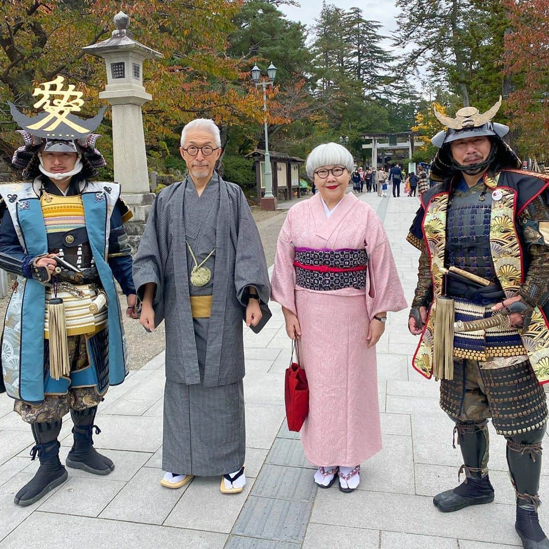 bon ponさんのインスタグラム写真 - (bon ponInstagram)「上杉神社⛩では「やまがた愛の武将隊」の上杉景勝・直江兼続の両氏に案内していただきました。勇壮たる甲冑姿と武士言葉が格好良かったです。 米沢城本丸跡に建てられた上杉謙信公を祀る上杉神社は、舞鶴橋の謙信公の軍旗「毘」「龍」の間を通る参道の奥にあります。 敷地内には謙信公の遺品や直江兼続公の「愛」の前立て兜など、貴重な文化財を所蔵・展示する稽照殿があり、 謙信・景勝・兼続・鷹山などの人物像の銅像や「家訓十六条」や鷹山の名言「なせば成る なさねば成らぬ 何事も 成らぬは人の なさぬなりけり」などの石碑なども参道、散策路で見ることができます。 ＊ 次に酒造資料館「東光の酒蔵」の見学へ🍶 館長さん直々に案内していただきました。 館内は、まるで明治時代の酒蔵にタイムスリップしたかのような趣き深い空間が広がり、仕込み蔵は実際に酒造りを行っていた土蔵を改修したもので、床面積140坪の土蔵に大きな酒樽が並んでいる光景は、まるで昔の酒造りの現場に足を踏み入れたような趣を感じさせます。 また蔵元の母屋部分は、釘一本使わぬ伝統工法で建設されており、現代の技術では再現不可能とされる歴史的な建造物となっています。 売店では銘酒のほか、甘酒やお酒からつくられた化粧品を購入することができます。 ＊ つづく ・ ・ #旅ごろ東北 #PR #山形県米沢市 #米沢 #上杉神社 #やまがた愛の武将隊 #上杉景勝 #直江兼続 #米沢織 #東光の酒蔵 #夫婦 #60代 #ファッション #コーディネート #リンクコーデ #夫婦コーデ #グレイヘア #白髪 #共白髪 #couple #over60 #fashion #coordinate #instafashion #instagramjapan #greyhair #grayhair #bonpon #bonpon511」11月5日 22時58分 - bonpon511