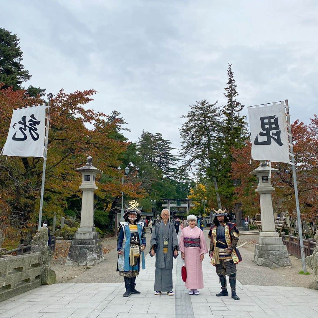 bon ponさんのインスタグラム写真 - (bon ponInstagram)「上杉神社⛩では「やまがた愛の武将隊」の上杉景勝・直江兼続の両氏に案内していただきました。勇壮たる甲冑姿と武士言葉が格好良かったです。 米沢城本丸跡に建てられた上杉謙信公を祀る上杉神社は、舞鶴橋の謙信公の軍旗「毘」「龍」の間を通る参道の奥にあります。 敷地内には謙信公の遺品や直江兼続公の「愛」の前立て兜など、貴重な文化財を所蔵・展示する稽照殿があり、 謙信・景勝・兼続・鷹山などの人物像の銅像や「家訓十六条」や鷹山の名言「なせば成る なさねば成らぬ 何事も 成らぬは人の なさぬなりけり」などの石碑なども参道、散策路で見ることができます。 ＊ 次に酒造資料館「東光の酒蔵」の見学へ🍶 館長さん直々に案内していただきました。 館内は、まるで明治時代の酒蔵にタイムスリップしたかのような趣き深い空間が広がり、仕込み蔵は実際に酒造りを行っていた土蔵を改修したもので、床面積140坪の土蔵に大きな酒樽が並んでいる光景は、まるで昔の酒造りの現場に足を踏み入れたような趣を感じさせます。 また蔵元の母屋部分は、釘一本使わぬ伝統工法で建設されており、現代の技術では再現不可能とされる歴史的な建造物となっています。 売店では銘酒のほか、甘酒やお酒からつくられた化粧品を購入することができます。 ＊ つづく ・ ・ #旅ごろ東北 #PR #山形県米沢市 #米沢 #上杉神社 #やまがた愛の武将隊 #上杉景勝 #直江兼続 #米沢織 #東光の酒蔵 #夫婦 #60代 #ファッション #コーディネート #リンクコーデ #夫婦コーデ #グレイヘア #白髪 #共白髪 #couple #over60 #fashion #coordinate #instafashion #instagramjapan #greyhair #grayhair #bonpon #bonpon511」11月5日 22時58分 - bonpon511