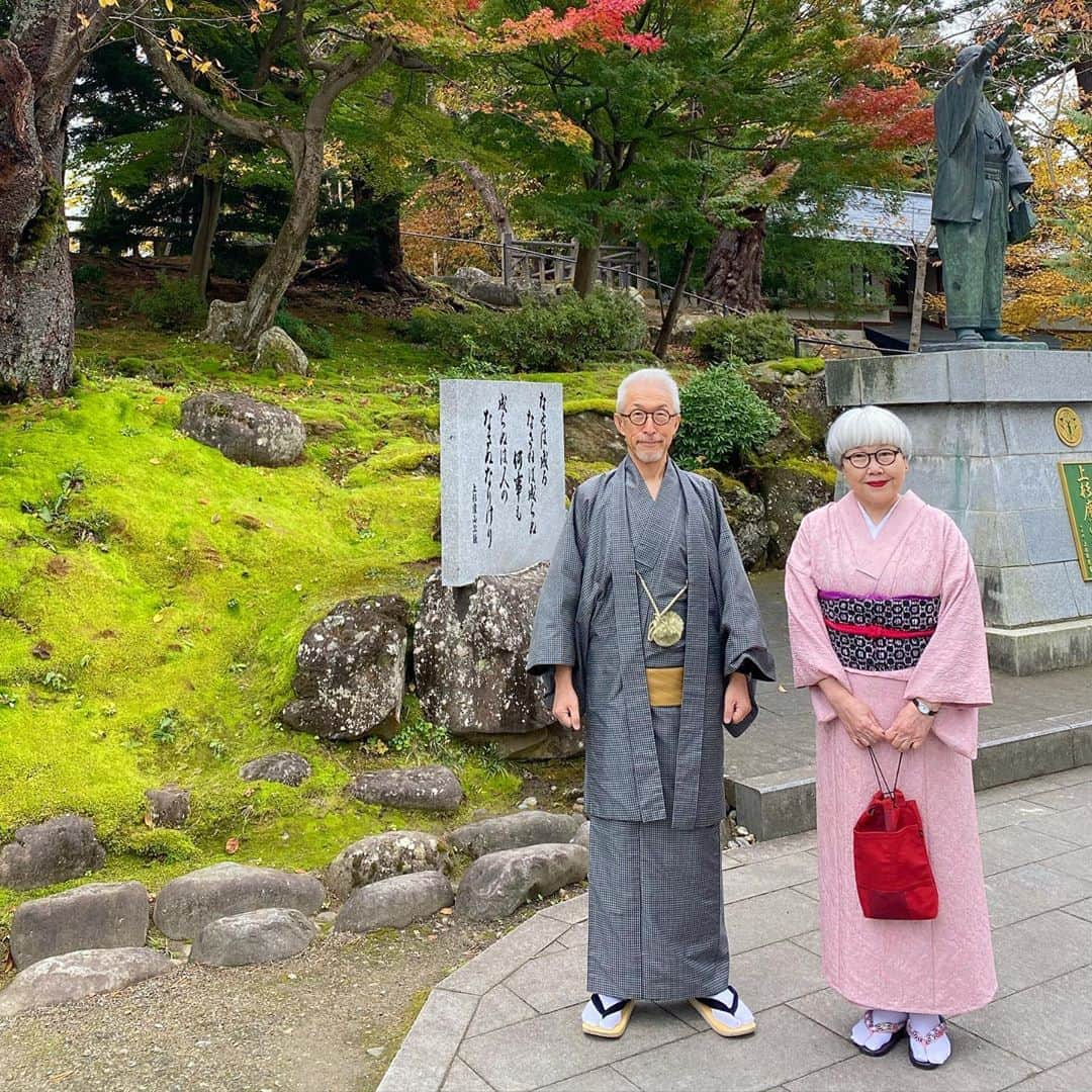 bon ponさんのインスタグラム写真 - (bon ponInstagram)「上杉神社⛩では「やまがた愛の武将隊」の上杉景勝・直江兼続の両氏に案内していただきました。勇壮たる甲冑姿と武士言葉が格好良かったです。 米沢城本丸跡に建てられた上杉謙信公を祀る上杉神社は、舞鶴橋の謙信公の軍旗「毘」「龍」の間を通る参道の奥にあります。 敷地内には謙信公の遺品や直江兼続公の「愛」の前立て兜など、貴重な文化財を所蔵・展示する稽照殿があり、 謙信・景勝・兼続・鷹山などの人物像の銅像や「家訓十六条」や鷹山の名言「なせば成る なさねば成らぬ 何事も 成らぬは人の なさぬなりけり」などの石碑なども参道、散策路で見ることができます。 ＊ 次に酒造資料館「東光の酒蔵」の見学へ🍶 館長さん直々に案内していただきました。 館内は、まるで明治時代の酒蔵にタイムスリップしたかのような趣き深い空間が広がり、仕込み蔵は実際に酒造りを行っていた土蔵を改修したもので、床面積140坪の土蔵に大きな酒樽が並んでいる光景は、まるで昔の酒造りの現場に足を踏み入れたような趣を感じさせます。 また蔵元の母屋部分は、釘一本使わぬ伝統工法で建設されており、現代の技術では再現不可能とされる歴史的な建造物となっています。 売店では銘酒のほか、甘酒やお酒からつくられた化粧品を購入することができます。 ＊ つづく ・ ・ #旅ごろ東北 #PR #山形県米沢市 #米沢 #上杉神社 #やまがた愛の武将隊 #上杉景勝 #直江兼続 #米沢織 #東光の酒蔵 #夫婦 #60代 #ファッション #コーディネート #リンクコーデ #夫婦コーデ #グレイヘア #白髪 #共白髪 #couple #over60 #fashion #coordinate #instafashion #instagramjapan #greyhair #grayhair #bonpon #bonpon511」11月5日 22時58分 - bonpon511