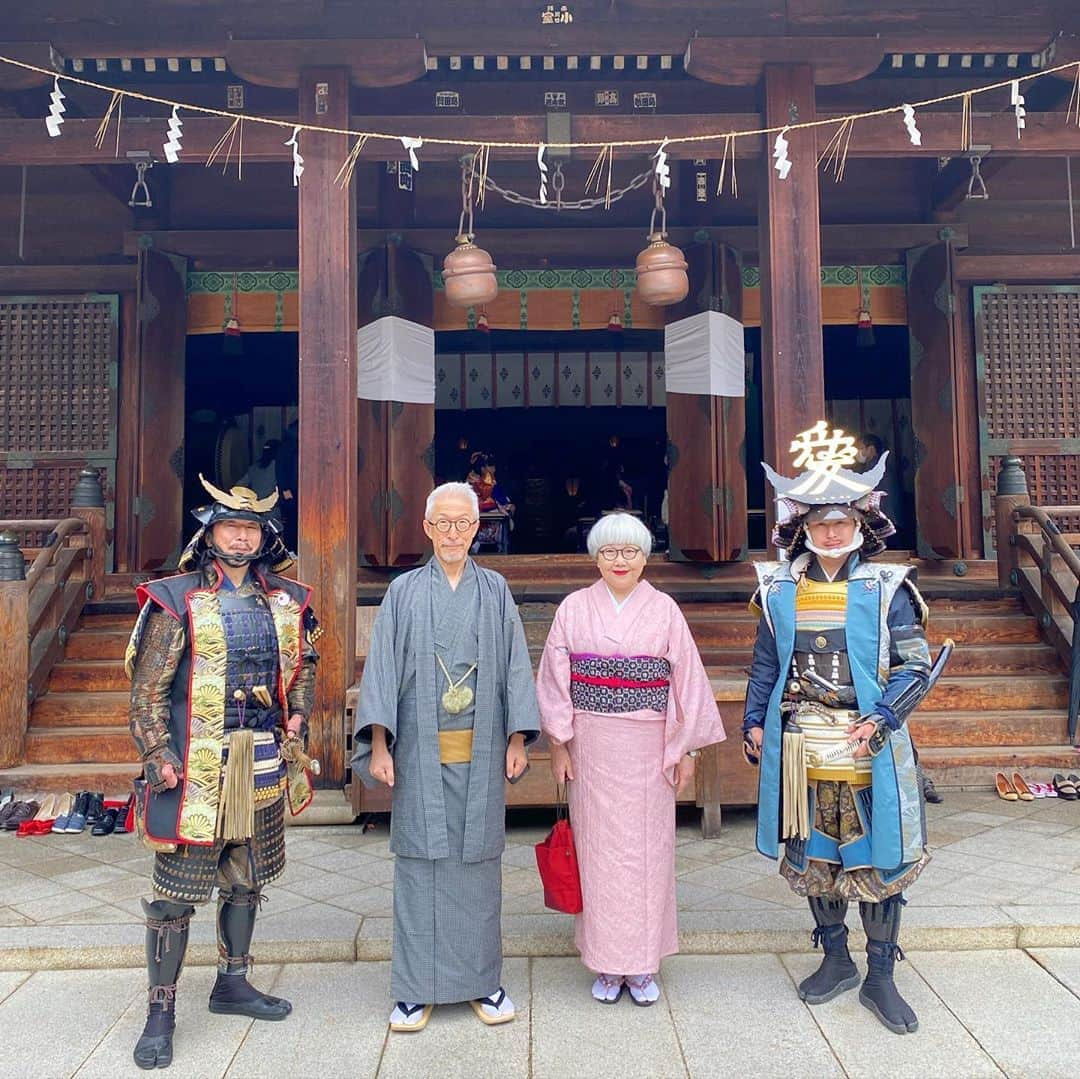 bon ponさんのインスタグラム写真 - (bon ponInstagram)「上杉神社⛩では「やまがた愛の武将隊」の上杉景勝・直江兼続の両氏に案内していただきました。勇壮たる甲冑姿と武士言葉が格好良かったです。 米沢城本丸跡に建てられた上杉謙信公を祀る上杉神社は、舞鶴橋の謙信公の軍旗「毘」「龍」の間を通る参道の奥にあります。 敷地内には謙信公の遺品や直江兼続公の「愛」の前立て兜など、貴重な文化財を所蔵・展示する稽照殿があり、 謙信・景勝・兼続・鷹山などの人物像の銅像や「家訓十六条」や鷹山の名言「なせば成る なさねば成らぬ 何事も 成らぬは人の なさぬなりけり」などの石碑なども参道、散策路で見ることができます。 ＊ 次に酒造資料館「東光の酒蔵」の見学へ🍶 館長さん直々に案内していただきました。 館内は、まるで明治時代の酒蔵にタイムスリップしたかのような趣き深い空間が広がり、仕込み蔵は実際に酒造りを行っていた土蔵を改修したもので、床面積140坪の土蔵に大きな酒樽が並んでいる光景は、まるで昔の酒造りの現場に足を踏み入れたような趣を感じさせます。 また蔵元の母屋部分は、釘一本使わぬ伝統工法で建設されており、現代の技術では再現不可能とされる歴史的な建造物となっています。 売店では銘酒のほか、甘酒やお酒からつくられた化粧品を購入することができます。 ＊ つづく ・ ・ #旅ごろ東北 #PR #山形県米沢市 #米沢 #上杉神社 #やまがた愛の武将隊 #上杉景勝 #直江兼続 #米沢織 #東光の酒蔵 #夫婦 #60代 #ファッション #コーディネート #リンクコーデ #夫婦コーデ #グレイヘア #白髪 #共白髪 #couple #over60 #fashion #coordinate #instafashion #instagramjapan #greyhair #grayhair #bonpon #bonpon511」11月5日 22時58分 - bonpon511