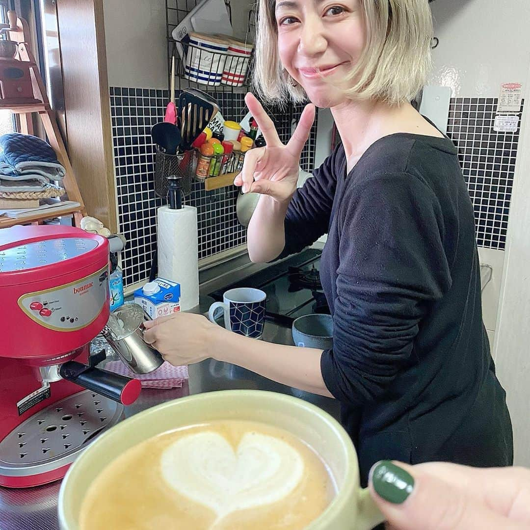 サトウヒロコさんのインスタグラム写真 - (サトウヒロコInstagram)「☕️ 前のマシンが不良品で問い合わせたら、同じ商品は欠品で交換できないとな😢電話のお姉さんがいい人で掛け合ってくれて、別の商品と交換してもらったよ🥳  #BONMAC #ボンマック #スチーマー #威力すごい   未だ一度も成功したことのないラテアート。 今日は初めて人のために作ったラテアートで、初めてハートが描けたよ❤️ みさちゃんありがとう😭  #サトウヒロコ #hirokosato #神山みさ #人のためだと頑張れる  #おうちかふぇ #おうちカフェ  #ラテ #ラテアート #ラテアート練習中 #ラテアート初心者 #エスプレッソマシン」11月5日 22時58分 - satohiroko1208