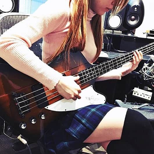 AKARIさんのインスタグラム写真 - (AKARIInstagram)「#いいりんごの日 🍎 . . . . #dailylook #fashion #ootd #music #musician #bass #bassguitar #acdc  #bassist #japanesegirl #japan #follow #pink #koreanfashion #bassgram #groove #slapbass #basssolo #YouTube #youtuber #bass #ベース #ベース女子 #red #akaちゃんねる　#bassgirls #ベース弾いてみた」11月5日 23時03分 - akaringobass