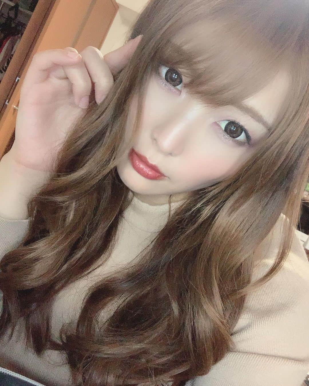 新村あかりのインスタグラム：「@cerisier_tetsuya さんにリタッチカラーしてもらったよ！ 可愛くセットしてくれてありがとうございます✨ 最近、新宿のお店に変わったみたいです！みんな行ってみてね❣️」