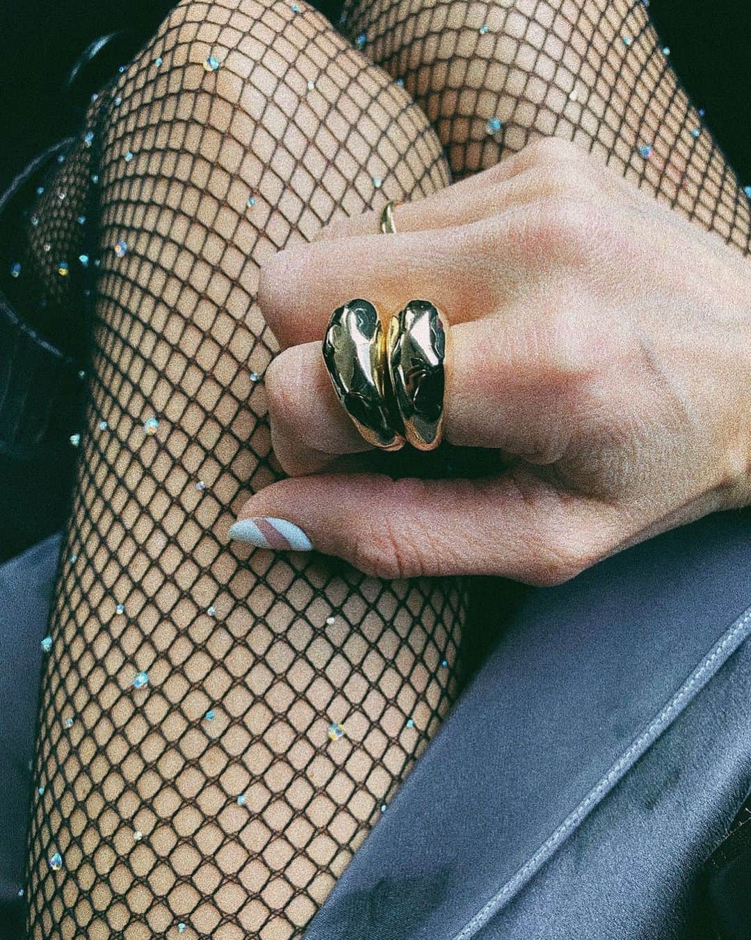 ダニジョーのインスタグラム：「Double Dae ✨ @danielleasnyder in her Dannijo gold ring stack 🌙 #dannijogirls」