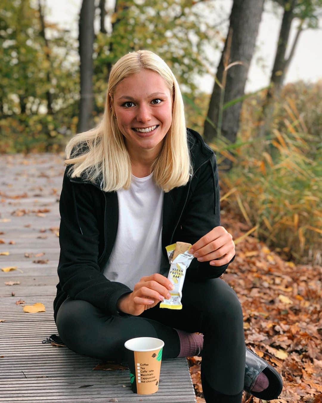 リーザ・マイヤーのインスタグラム：「Kleiner Snack am Nachmittag mit dem NEUEN PROTEIN BAR LEMON-CHIA von @foodspring! 🍋🤩  Hoher Proteingehalt aus 4 verschieden Quellen, wenig Zucker, viele Ballaststoffe, Beitrag zu Wachstum & Erhalt der Muskelmasse und obendrein vegan & glutenfrei - love this snack!   15% spart ihr wie immer mit „mayerFSG“ auf eure Bestellung, also schnappt euch den Riegel und probiert ihn selbst! 😋  #snacktime #foodspring #foodspringfamily #vegan」