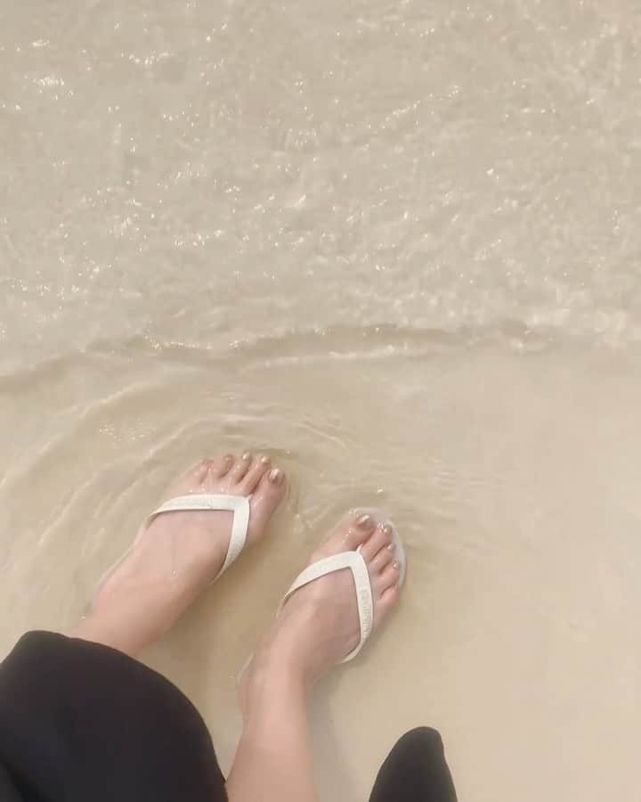 猪鼻ちひろのインスタグラム：「🌾💛🐚 いまのネイルはホワイトゴールドのようなミラーネイル。  そうそう、アメリカ大統領選挙、 調べてみたり追ったりいるのですが心臓に悪いなぁ〜。 Twitterで追うと色んな人がいるなと驚いたりね。 住んでるひとたちからしたら、こんなもんじゃないんだろうな。 とお友達を想う日々です🗽 日本のテレビでもネットでもSNSでも報道されていて、 たったいま開票率は98%📦 "バイデン氏が王手"と テレビで放送しているけれどどうなるかな。。 全く詳しくないけれど、まずは興味を持つことって大事。 さて顔に湿疹が出たので寝る準備をしようっと。 なんだ？このぶつぶつは🧐 #写真は関係なくつぶやきです　 #猪鼻ネイル #ミラーネイル　 #裸足で撮ればよかったなぁ」