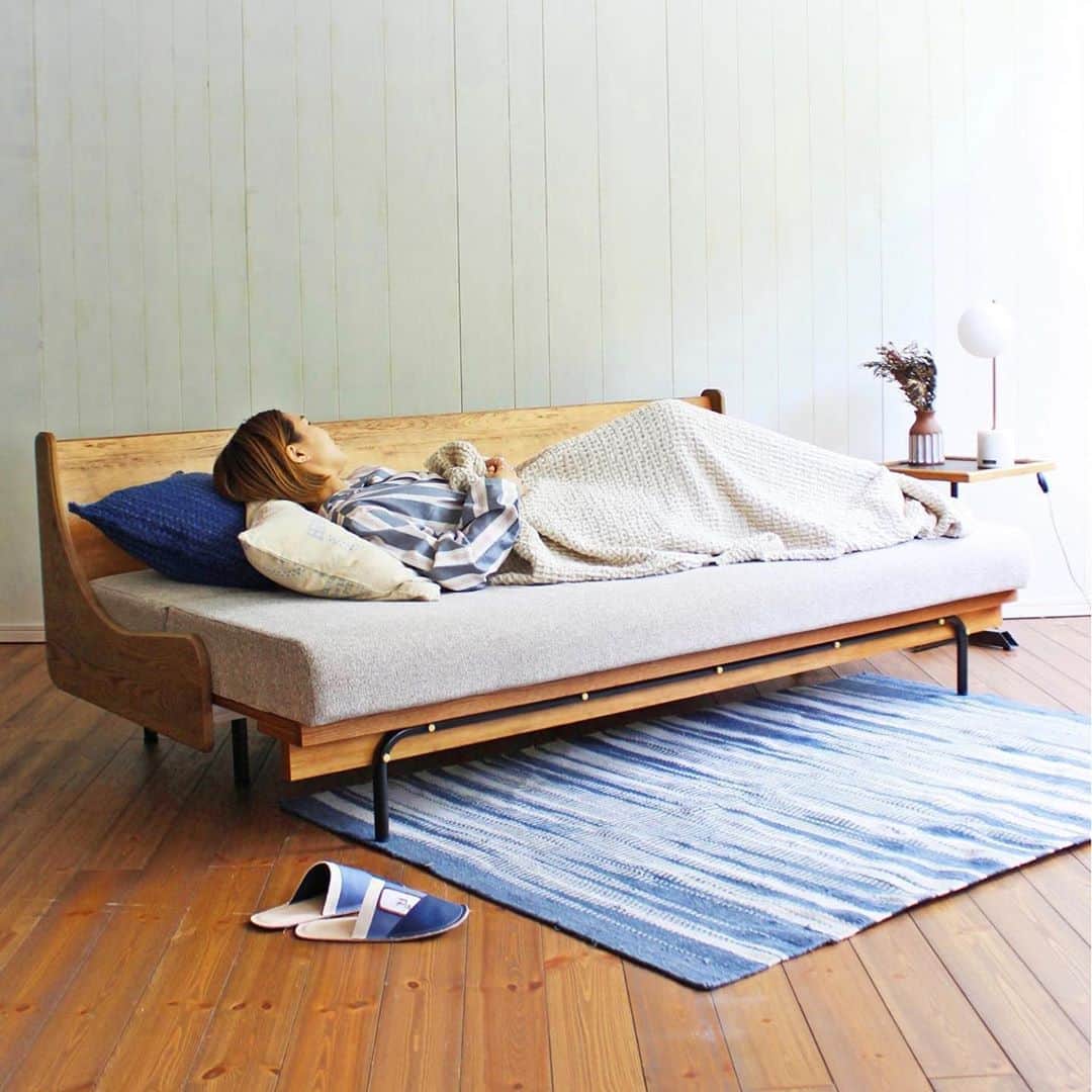 journal standard Furnitureさんのインスタグラム写真 - (journal standard FurnitureInstagram)「【RECOMMEND ITEM】 "HABITA SOFA BED"  座る・寝る・くつろぐの3通りを実現するHABITAT SOFAは、軽量で一人でも簡単に座面を伸び縮みさせることが可能なソファベッド。  座面のクッションにはマットレスを使用しているため、一般的なソファの中材であるウレタンよりも通気性がよく寝心地も快適。  カバーも取り外し可能なため、清潔に保つことができます。  HABITAT SOFA ¥200,000 +tax  #journalstandardfurniture #baycrews #furniture #interior #sofabed」11月5日 23時14分 - js_furniture