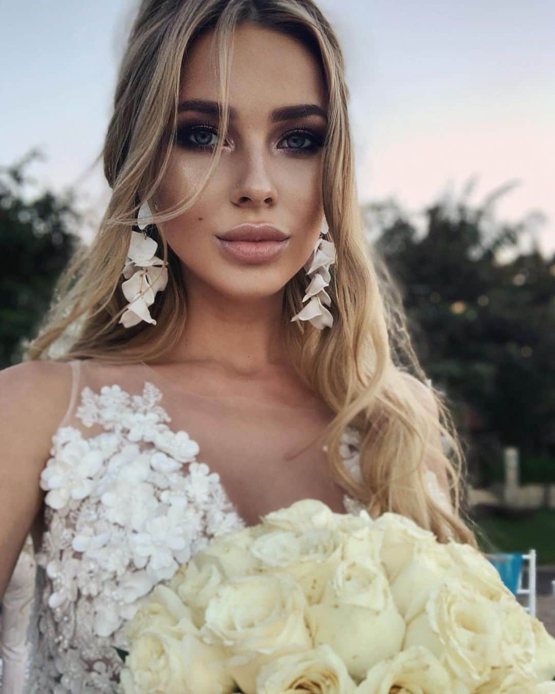 のインスタグラム：「Зачем я ухаживаю за собой?👸🏼 ⠀ Зимой вставать рано не хочется от слова "совсем". Поспать бы лишний часок... ⠀ Но нет 😂 Мы, девочки, -звезды! И нам положено сиять ✨ ⠀ Поэтому я каждое утро вытаскиваю себя из кровати (досыпая на ходу), ведь меня ждут кремушки, скрабики, масла, баттеры .. 😍☺️И ещё куууча всяких процедур, из которых состоит мое утро. ⠀ - Зачем тратить на это время?  ⠀ О, я вовсе не считаю это тратой времени! Для меня уход за собой - особый ритуал, который пропускать нельзя.💁🏼‍♀️ ⠀ Короче говоря, так я проявляю любовь к себе и своему телу, наполняюсь энергией и чувствую себя настоящей женщиной👸🏼 ⠀ К тому же, "встречают по одежде". А мне хочется, чтобы первое впечатление обо мне было, как минимум, положительным 😂 ⠀ Да и возраст - штука коварная. Пока тебе 20-30 лет, ты можешь "брать" молодостью. Дальше - очередь ухоженности. Но если в 20 ты не подумаешь об уходе, то в после 30 уже очень сложно будет сохранить красоту  ⠀ Поэтому ежедневно я стараюсь найти хотя бы пять минуточек на себя. ⠀ И нахожу! Потому что при большом желании возможно всё. ⠀ А вы ухаживание за собой ежедневно или бывают дни тотальной лени?🙈」