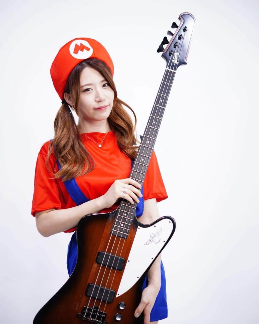 AKARIのインスタグラム：「マリオ❤️ . #いいりんごの日 🍎 . . . . #dailylook #fashion #ootd #music #musician #bass #bassguitar #acdc  #bassist #japanesegirl #japan #follow #pink #koreanfashion #bassgram #groove #slapbass #basssolo #YouTube #youtuber #bass #ベース #ベース女子 #red #akaちゃんねる　#bassgirls #ベース弾いてみた」