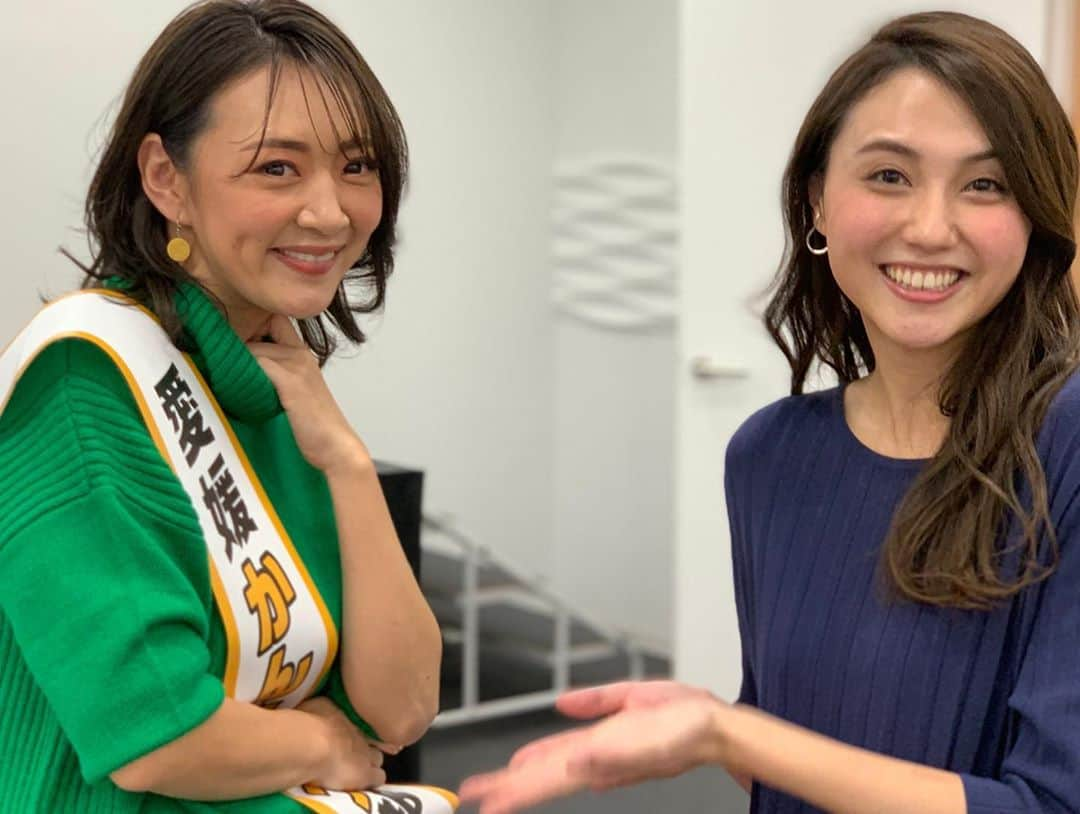 みかんさんのインスタグラム写真 - (みかんInstagram)「山形アナと楽しく話してるところをポートレートの魔術師に撮られてました🤣 明日TBSはやドキ‼️見てねん❤️ 今日の愛媛県産かんきつPRイベントの模様が流れるわよ🍊 起きる自信がない方は録画ちゃん🧡💚🧡💚🧡 #はやドキ #朝の4時半から #鬼早 #山形アナ #ポートレートの魔術師 #かんきつPR」11月5日 23時19分 - mikan02241984