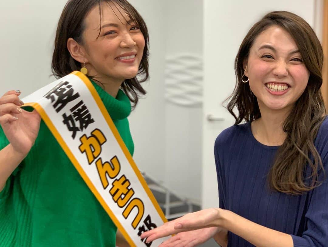 みかんさんのインスタグラム写真 - (みかんInstagram)「山形アナと楽しく話してるところをポートレートの魔術師に撮られてました🤣 明日TBSはやドキ‼️見てねん❤️ 今日の愛媛県産かんきつPRイベントの模様が流れるわよ🍊 起きる自信がない方は録画ちゃん🧡💚🧡💚🧡 #はやドキ #朝の4時半から #鬼早 #山形アナ #ポートレートの魔術師 #かんきつPR」11月5日 23時19分 - mikan02241984