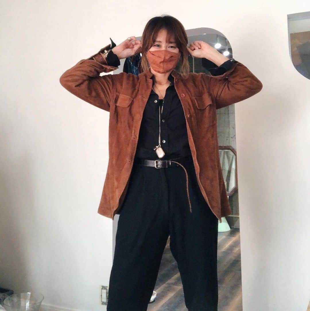 のインスタグラム：「お店のオープン準備して打ち合わせして夕方から懐かしいメンバーで集合  今日会ったメンバーは私がOL時代の知り合いで、当時は丸の内が職場だったこともあってなかなかのコンサバOLで  「なんでそんなハット被ってるの⁉️」って驚かれて笑 あの当時はまさか古着の世界に行くなんて自分でも思ってもいなくて  人生ってほんとに何が起こるかわからないなぁと古巣のビルを目にしてなんだか不思議な気持ちになった  もし今やってみたい事があって踏み込めずに悩んでる人がいたら「とりあえずやってみたら？」って言える ポイントは「人と違うアプローチではじめてみること」かな そんな私の転機は39歳 年齢なんて気にしないで前に進もう  #swellvtg #丸の内」