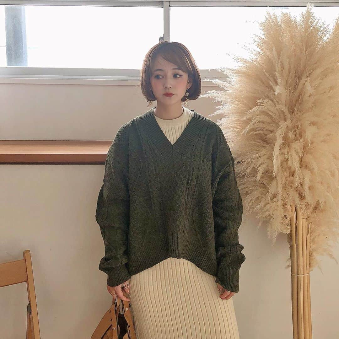 大田くるみさんのインスタグラム写真 - (大田くるみInstagram)「明日20時〜新作たちが入荷します♡ @cowle.official   低身長向けパンツは何度も修正して作ったこだわりのもの。 超ハイウエストで、膝からフレアになってるけど広がりすぎない絶妙なシルエットになっています✨ 黒パンツは廃れない定番なので、一本持っておくとすっごく使えるし、何より本当に楽ちんなので毎日のように使いたくなっちゃうitemです。  他にも既にたくさん欲しいとお声を頂いているニットワンピースや、後ろ姿が可愛いニットプルオーバー等も！ 巾着ポーチも数量限定で再入荷します♡  気になる方は是非チェックしてみてね🙇‍♂️ㅤ ㅤ #cowlé  #低身長コーデ #147cm #147cmコーデ  #小柄コーデ #ママコーデ」11月5日 23時22分 - kurumimi1113