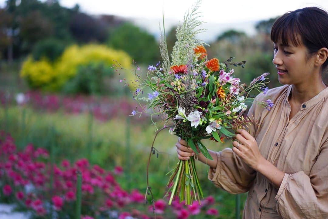 前田有紀さんのインスタグラム写真 - (前田有紀Instagram)「毎月更新しているLOVEGREENの一"花"言のコラムでは、先日訪れた片桐花卉園さんについて綴りました。自然豊かで美しい片桐さんの農園の写真をたくさん撮ったのでよかったら見てください！ . それぞれの畑でカットさせていただいたお花でブーケを作らせていただき、花を仕事にする人間として、それはそれは夢のような時間。現場にいれば、いつもたくさんの花に触れていますが、この夏から秋にかけて出産と育児に追われて、両手に息子二人を抱えてることも多く、物理的にも精神的にもゆっくり花と向き合えていなかった。しかし、11月に入り、少しずつ市場も復活させて現場に戻って行こうと思います。工夫次第で、自分らしい働き方は続けられると信じて。 . @lovegreen_official」11月5日 23時22分 - yukimaeda0117