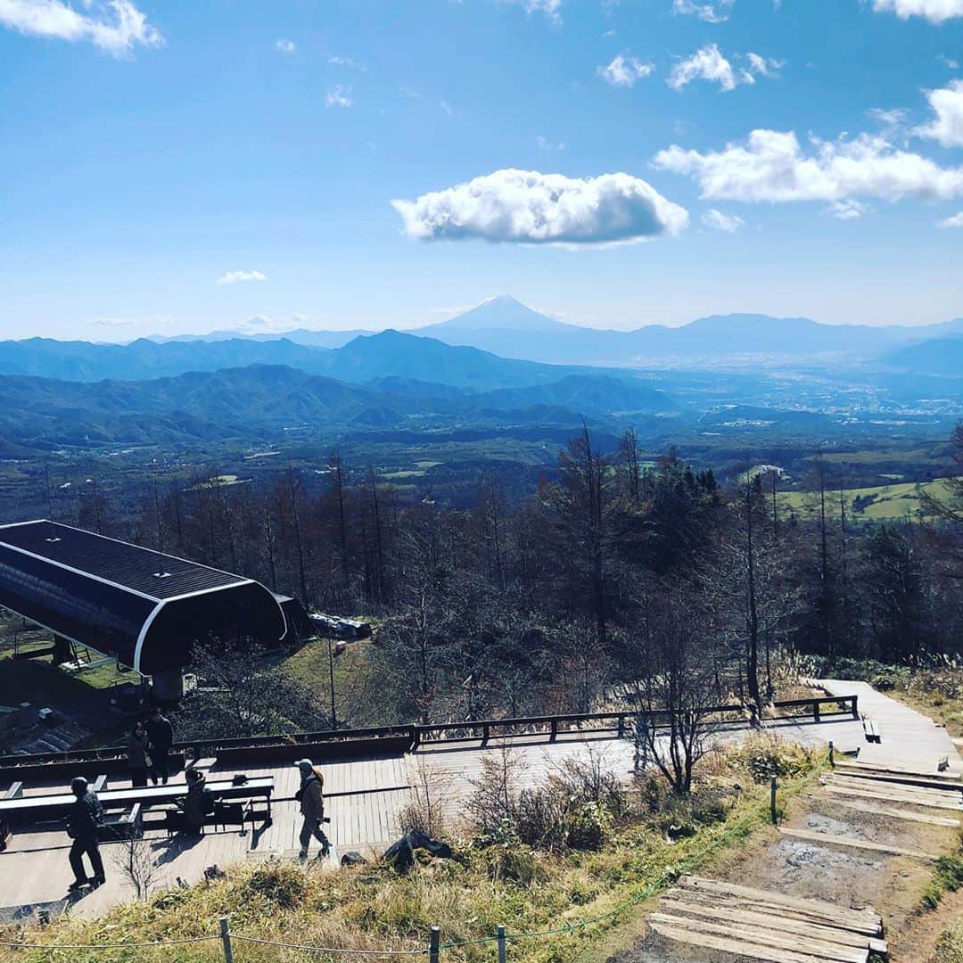 渡辺大さんのインスタグラム写真 - (渡辺大Instagram)「「リモラブ」ではGOTOトラベル使って〜なんて言ってましたが、僕はやまなし大使をやってますのでソーシャルディスタンスを保って山梨に遊びに来ていただけたら嬉しいです👍  ここは清里テラス。冬はスキー場なのですが夏、秋はカフェテラスになってます☕️標高1900mからの見晴らしは最高！富士山もくっきりです🗻今週いっぱいでスキー場に変身してしまうのでお時間ある方はぜひ遊びに来てみては？」11月5日 23時23分 - dai_watanabe0801