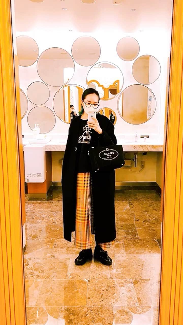 のインスタグラム：「Today's coordinate. . 鏡の世界だけに、この曲を。 . Filterにはじまり、彼らの活動のテーマの一つでもあるLove myselfなどの楽曲たちを聴けなくなるのは辛いから、残していく。 . #BTS #방탄소년단 #lovemaze #lovemyself」