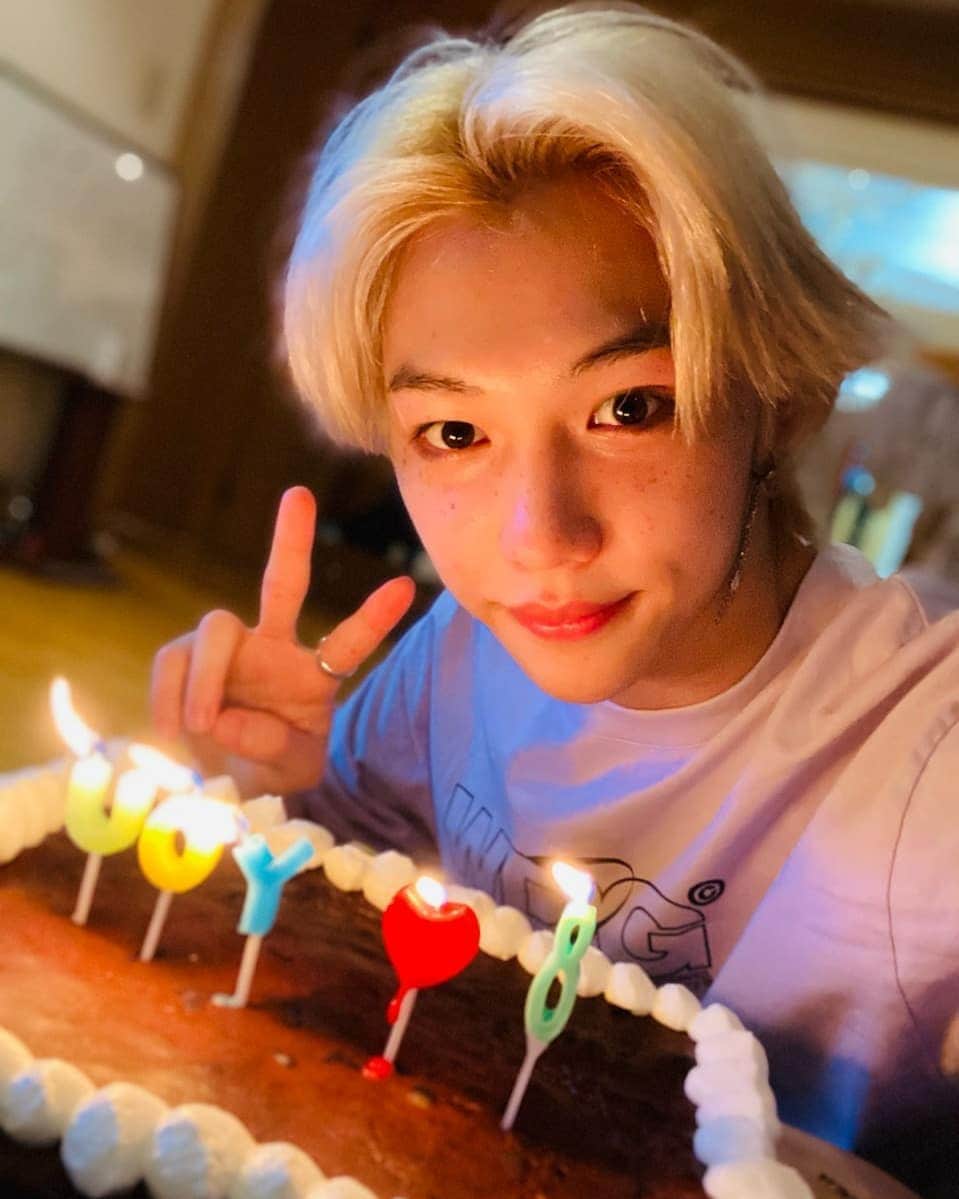 Stray Kidsさんのインスタグラム写真 - (Stray KidsInstagram)「스테이를위해 드디어! 맛있는 브라우니 케이크를 만들었어요~!! 👌  정말 열심히 베이킹을 하면서 저만의 사랑을 담았고 데뷔부터 지금까지 많은 그리고 소중한 추억들이 다시 돌아와서 너무 기쁘고.. 케이크를 스테이한테 선물 해주고싶었지만, 그럴수 없어서 같이 달리고 있는 멤버들과 먹고 힘냈어요. 진심으로 스테이 덕분이에요. 스테이 사랑해용복이~^^ 😊💙🤍  I’ve finally got the chance to bake this brownie cake for Stay. Since the day we debuted and until now, every single one of you have lent us your love and strength. We were able to push through those hard times til now. Even though I couldn’t deliver this special cake to every supportive individual, I shared your love between my members. As we enjoyed these delicious home made brownies, I really felt Stay’s love for us once again.  Thank you 😊💙🤍  #straykids #stay #felix #sunshine #brownie #cake #love #stay」11月5日 23時24分 - realstraykids