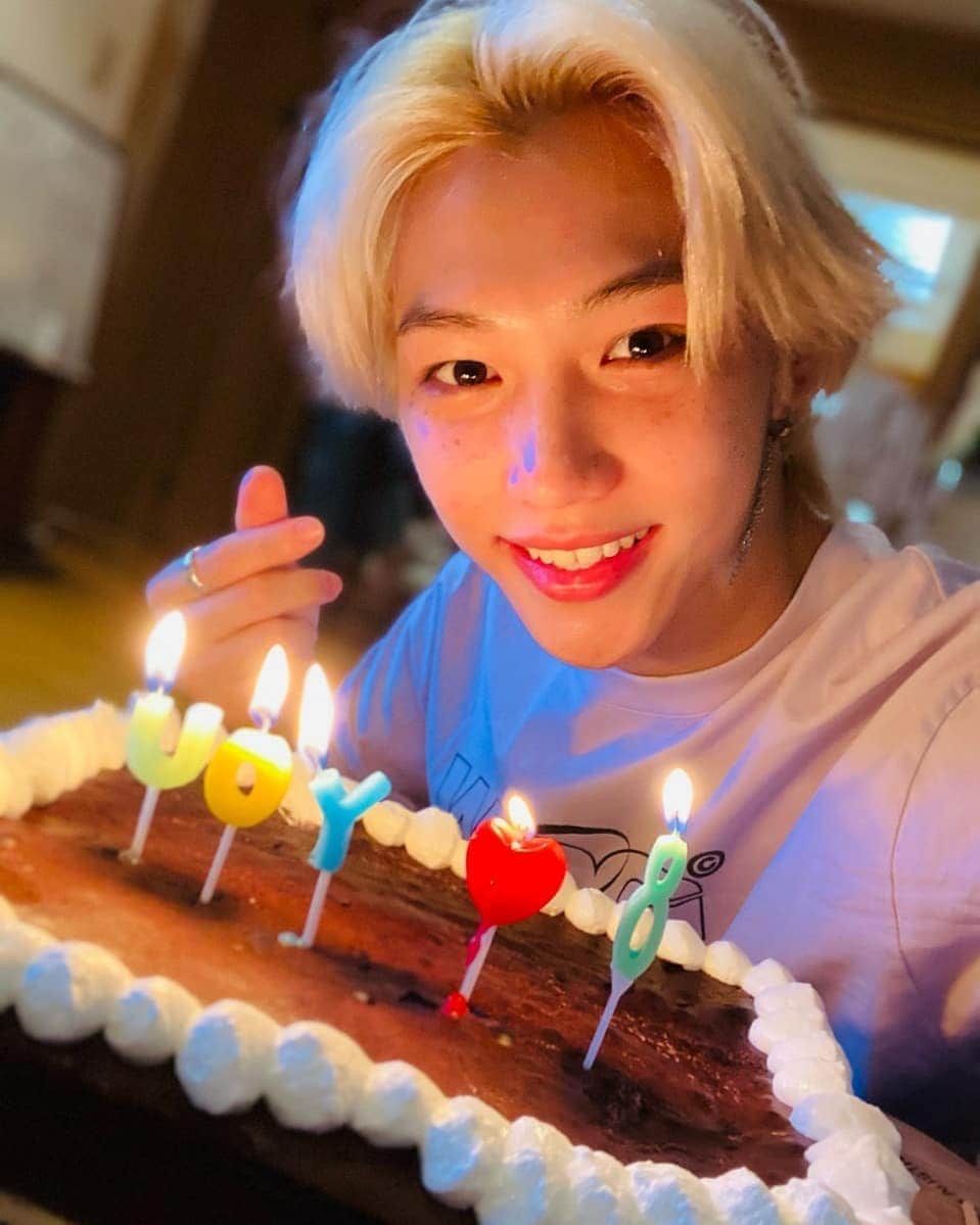 Stray Kidsさんのインスタグラム写真 - (Stray KidsInstagram)「스테이를위해 드디어! 맛있는 브라우니 케이크를 만들었어요~!! 👌  정말 열심히 베이킹을 하면서 저만의 사랑을 담았고 데뷔부터 지금까지 많은 그리고 소중한 추억들이 다시 돌아와서 너무 기쁘고.. 케이크를 스테이한테 선물 해주고싶었지만, 그럴수 없어서 같이 달리고 있는 멤버들과 먹고 힘냈어요. 진심으로 스테이 덕분이에요. 스테이 사랑해용복이~^^ 😊💙🤍  I’ve finally got the chance to bake this brownie cake for Stay. Since the day we debuted and until now, every single one of you have lent us your love and strength. We were able to push through those hard times til now. Even though I couldn’t deliver this special cake to every supportive individual, I shared your love between my members. As we enjoyed these delicious home made brownies, I really felt Stay’s love for us once again.  Thank you 😊💙🤍  #straykids #stay #felix #sunshine #brownie #cake #love #stay」11月5日 23時24分 - realstraykids