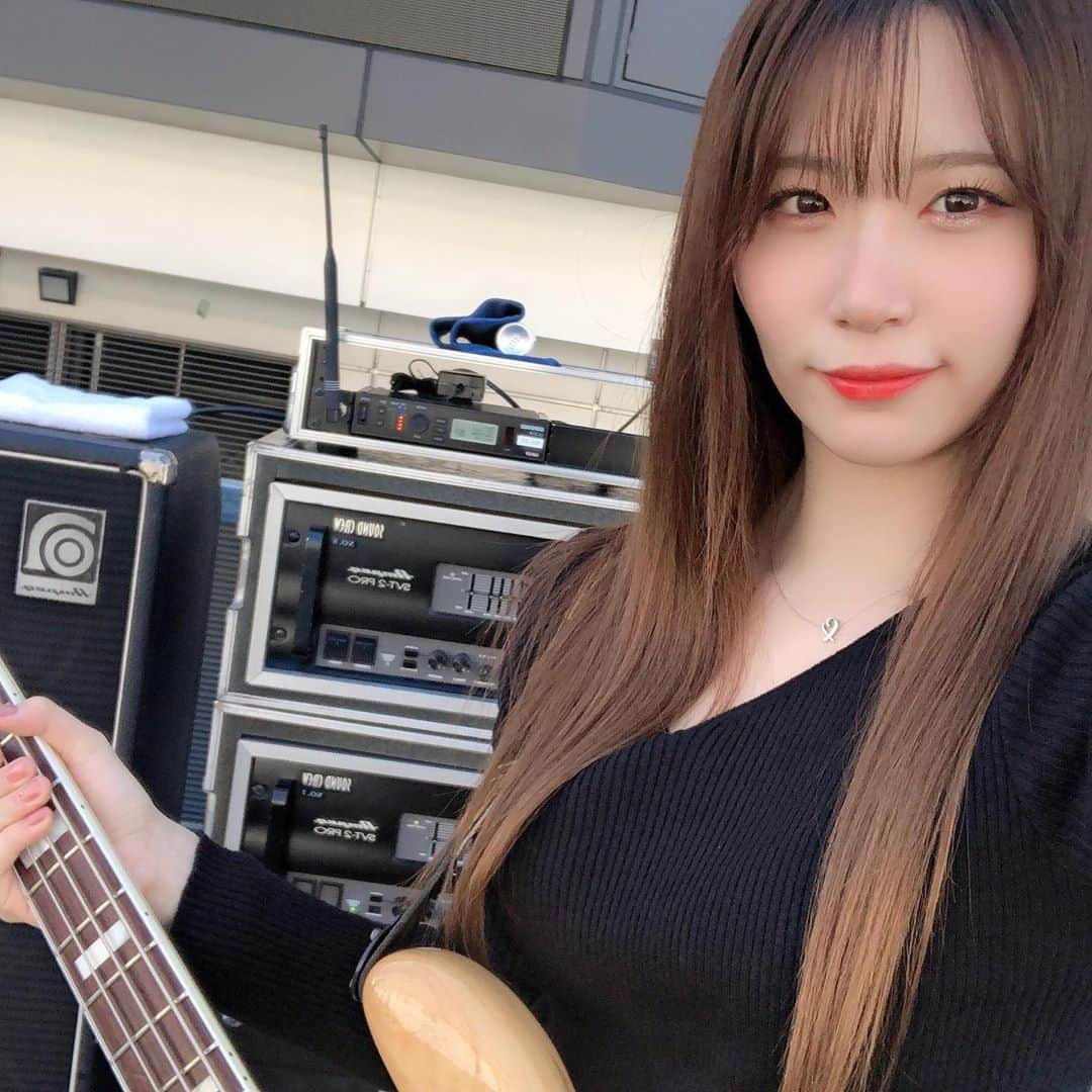 AKARIのインスタグラム：「#いいりんごの日 🍎 ラスト！！！ これからもあかりんごを よろしくね🥰 . . . . #dailylook #fashion #ootd #music #musician #bass #bassguitar #acdc  #bassist #japanesegirl #japan #follow #pink #koreanfashion #bassgram #groove #slapbass #basssolo #YouTube #youtuber #bass #ベース #ベース女子 #red #akaちゃんねる　#bassgirls #ベース弾いてみた」