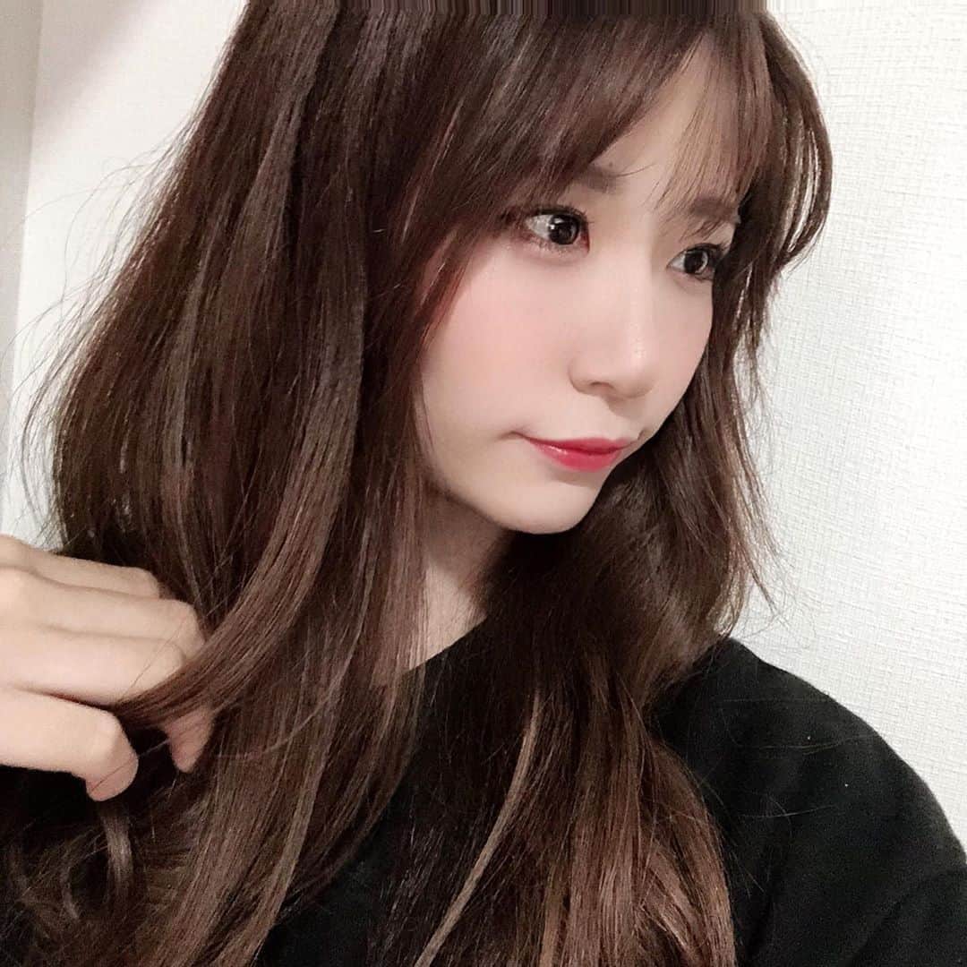 AKARIのインスタグラム：「#いいりんごの日 🍎 . . . . #dailylook #fashion #ootd #music #musician #bass #bassguitar #acdc  #bassist #japanesegirl #japan #follow #pink #koreanfashion #bassgram #groove #slapbass #basssolo #YouTube #youtuber #bass #ベース #ベース女子 #red #akaちゃんねる　#bassgirls #ベース弾いてみた」