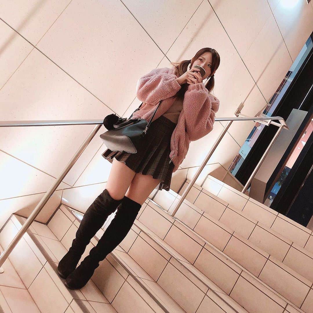 AKARIのインスタグラム：「去年の冬。 スタイルよく撮れたから載せとく♡（笑） #いいりんごの日 🍎 . . . #dailylook #fashion #ootd #music #musician #bass #bassguitar #acdc  #bassist #japanesegirl #japan #follow #pink #koreanfashion #bassgram #groove #slapbass #basssolo #YouTube #youtuber #bass #ベース #ベース女子 #red #akaちゃんねる　#bassgirls #ベース弾いてみた」