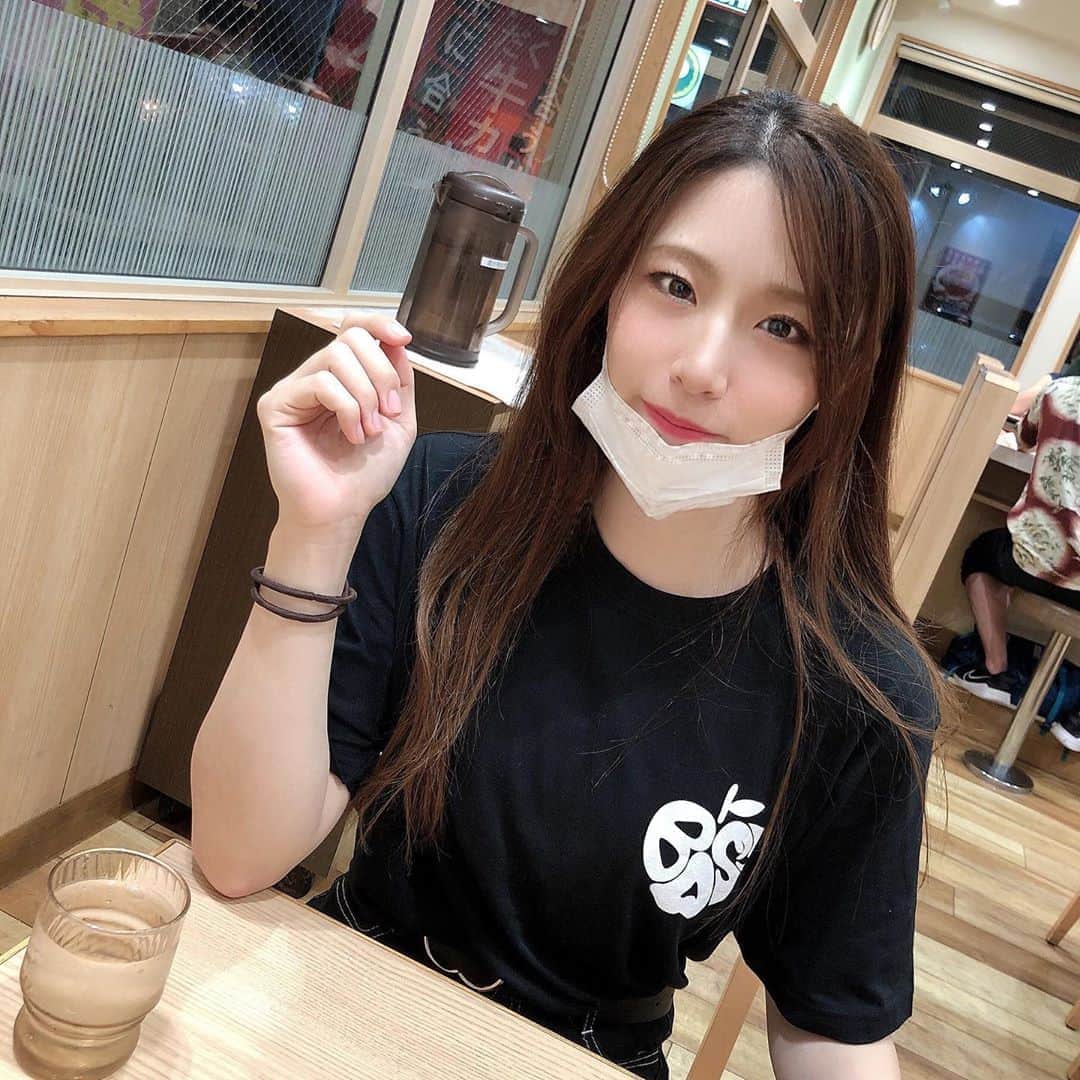AKARIのインスタグラム：「#いいりんごの日 🍎 . . . . #dailylook #fashion #ootd #music #musician #bass #bassguitar #acdc  #bassist #japanesegirl #japan #follow #pink #koreanfashion #bassgram #groove #slapbass #basssolo #YouTube #youtuber #bass #ベース #ベース女子 #red #akaちゃんねる　#bassgirls #ベース弾いてみた」