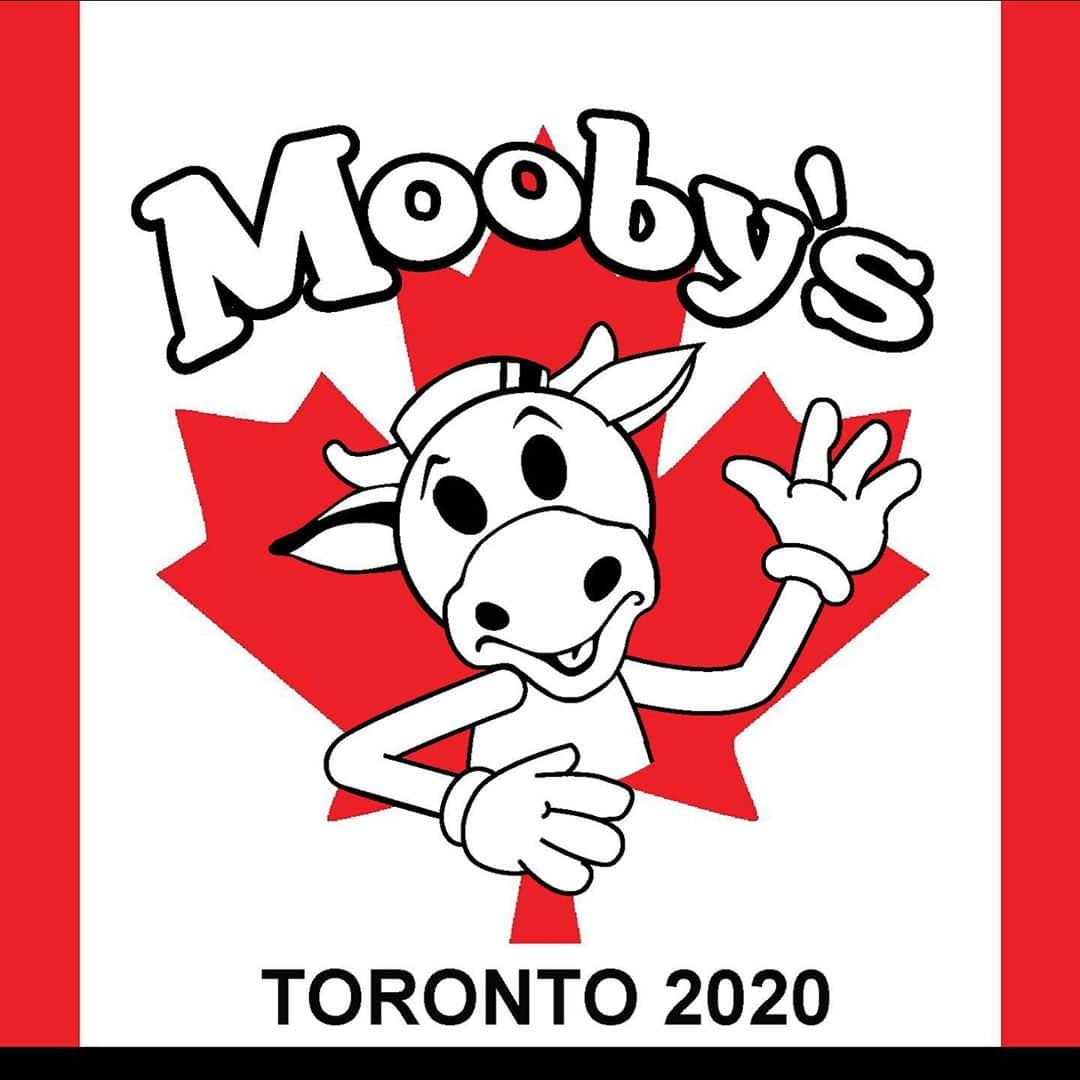 ケヴィン・スミスさんのインスタグラム写真 - (ケヴィン・スミスInstagram)「TORONTO IS NOW A COW TOWN! The @moobyspopup is coming to CANADA! Thanks to our partners at @kitchenhub, you can eat actual fake fast food in the Great White North starting NOVEMBER 12th! Mooby food orders will be available for DELIVERY exclusively from our friends at @skipthedishes, November 26th to December 7th! After successful launches in Los Angeles, Jersey and Chicago, I’m delighted to moooove Mooby’s to T-Dot, launching as a socially-distanced, pick-up-only experience, transformed with signage and memorabilia to really replicate the fictional fast foodery in #Etobicoke, downtown #Toronto, and elsewhere throughout the GTA. Eat our @beyondmeat Cow-Tipper, a fried chicken CockSmoker, Hater Totz, or try our newest menu item concocted just for Canada: Mooby’s Moo-tine! Sadly, @jayandsilentbob won’t be there, as Covid is keeping us below the border. But as soon as @justinpjtrudeau says it’s cool, @jaymewes and I will be there to put a chicken in every pot (or a little pot in every chicken) as Mooby’s expands across not just @degrassi land, but also the other Provinces! To sign up for the mailing list and be alerted when reservations are open, click the link in my bio! Amazing art by @thedarknatereturns (with more to come)! #KevinSmith #moobys #moobyspopup #toronto #tdot #canada #ohcanada #food」11月5日 23時30分 - thatkevinsmith