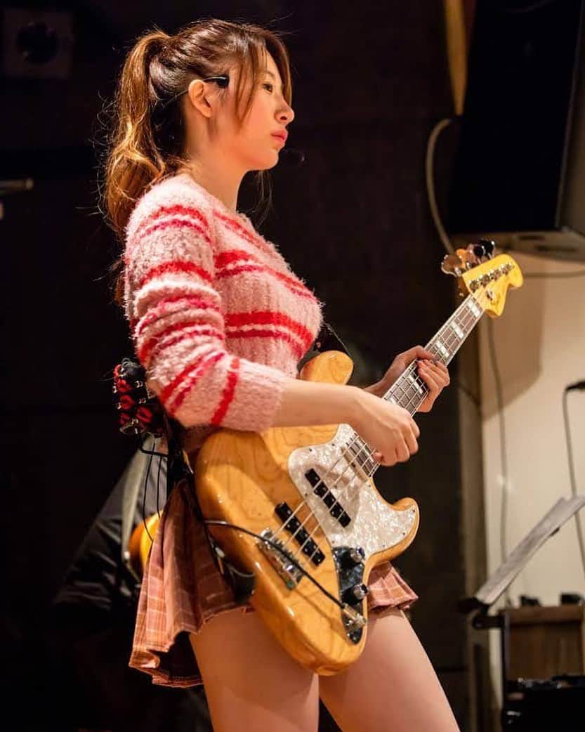 AKARIのインスタグラム：「ポニーテールの黄金比率。  #いいりんごの日 🍎 . . . . #dailylook #fashion #ootd #music #musician #bass #bassguitar #acdc  #bassist #japanesegirl #japan #follow #pink #koreanfashion #bassgram #groove #slapbass #basssolo #YouTube #youtuber #bass #ベース #ベース女子 #red #akaちゃんねる　#bassgirls #ベース弾いてみた」