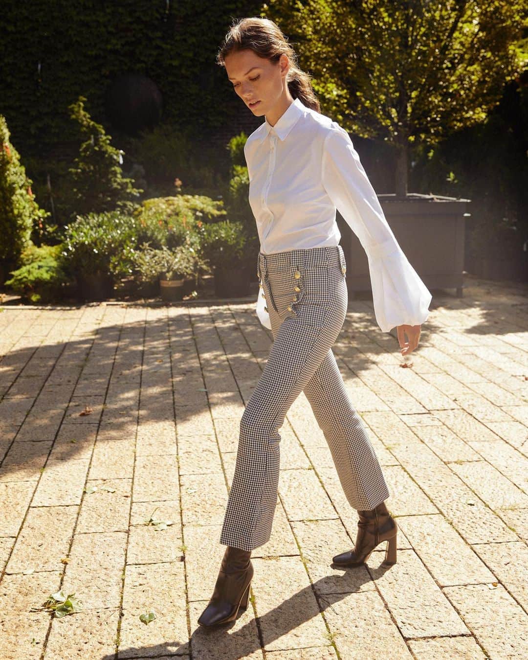 デレクラムのインスタグラム：「Step out in our best-selling Corinna Cropped Trouser – crafted from lightweight fabric, woven with natural stretch.」