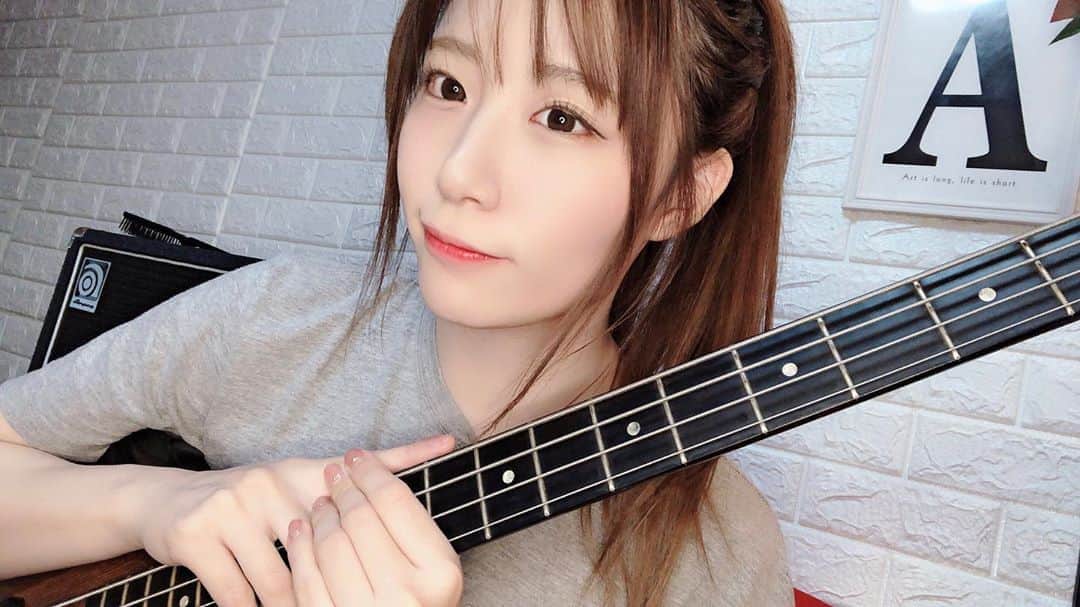 AKARIのインスタグラム：「#いいりんごの日 🍎 . . . . #dailylook #fashion #ootd #music #musician #bass #bassguitar #acdc  #bassist #japanesegirl #japan #follow #pink #koreanfashion #bassgram #groove #slapbass #basssolo #YouTube #youtuber #bass #ベース #ベース女子 #red #akaちゃんねる　#bassgirls #ベース弾いてみた」