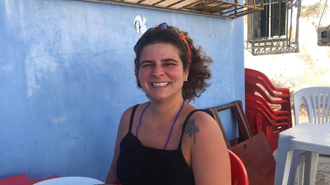 Alice Wegmannのインスタグラム：「a Giovanna é a pessoa mais escorpiana da minha vida. onde vive giovanna nada é raso, tudo é emoção, intuição e intensidade. pra ser amiga dela, não existe outro caminho a não ser o de ser de verdade - ela desconfia, questiona e faz a gente se questionar. a gio é a primeira a te incentivar nas boas ideias, te ajuda a ir mais fundo e faz até o impossível pra te amparar. é a primeira a ligar quando alguém se machuca e a última a desistir daquilo que acredita. foi a pessoa mais presente na minha vida esse ano e é pra mim um desafio escrever sobre ela, porque é tanta, mas tanta coisa... ela tem a risada gostosa, promove bons e improváveis encontros, cozinha que é uma beleza e ensina a gente a cuidar da fé. giovanna tem sonhos e um deles tem nome e mora hoje dentro da barriga dela: Irene. ela sempre exerceu esse lado maternal, era uma casa com 4 cachorros, enteados, agregados, periquito papagaio e todo o resto. mas confesso que não caibo de ansiedade em ver essa pequena, que é a materialização de algo que Giovanna sempre soube, com sua intuição escorpiônica, que um dia iria chegar. bem, agora está chegando. Gio, feliz aniversário e que esse próximo ano seja melhor do que todos os outros que passaram até aqui. que nossa Oxum te projeta e abençoe cada passo na sua vida. você me ensina muito. eu te amo até furar o céu.」