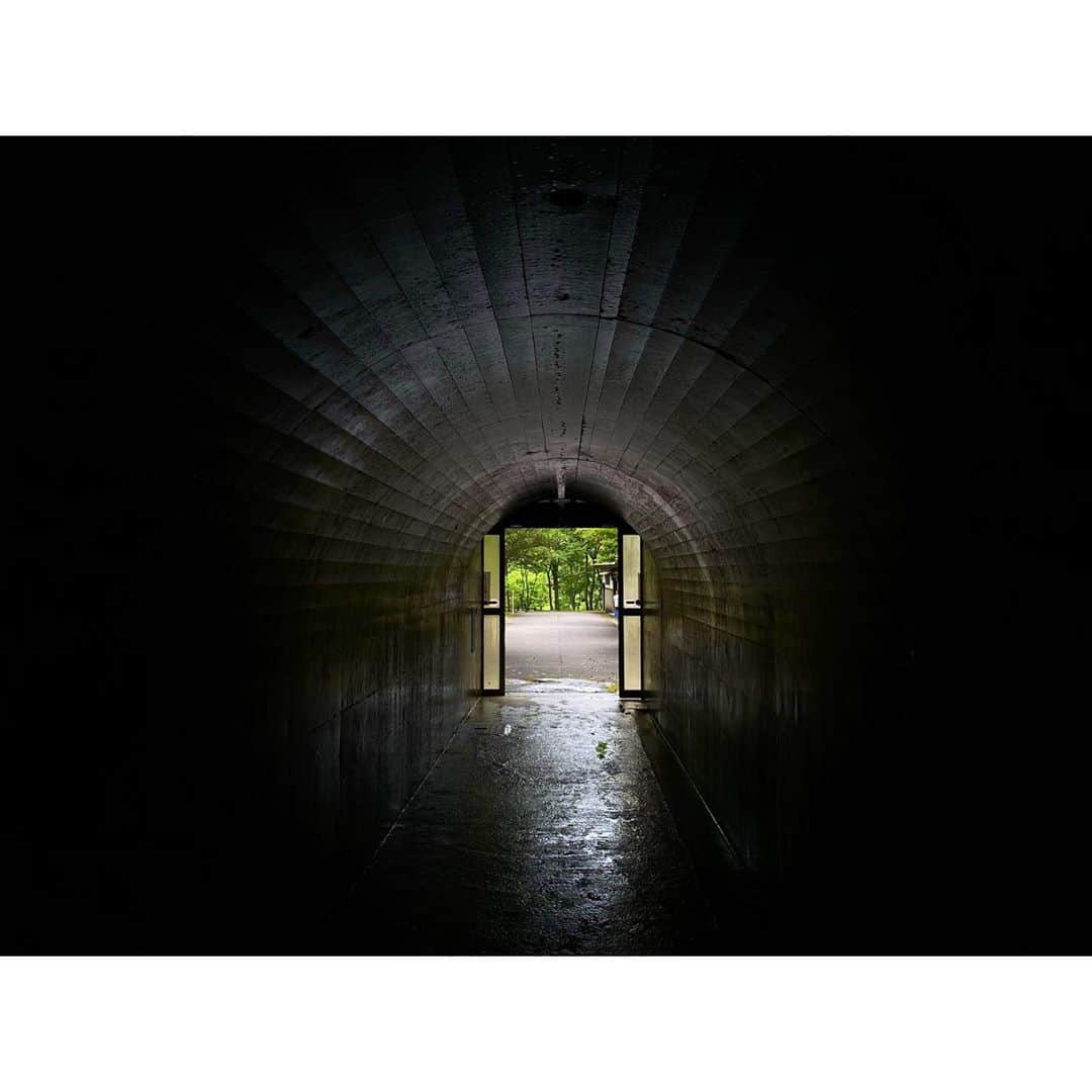 吉竹史さんのインスタグラム写真 - (吉竹史Instagram)「美しいな、と思うものを、ロケ中ごろごろ見つけました。  これは、寒い寒い龍泉洞内からやっと外に出る直前のトンネルの出口。  昔からトンネルが怖くて嫌いだったんですが、このトンネルの出口はまるで額縁に入った風景画のよう✨  美しい✨そして、外気あったかい。。。😭✨⤴︎  うーん、良い写真が撮れた🙂  #全国百線鉄道の旅 #龍泉洞　#トンネル」11月5日 23時37分 - fumi_yoshitake