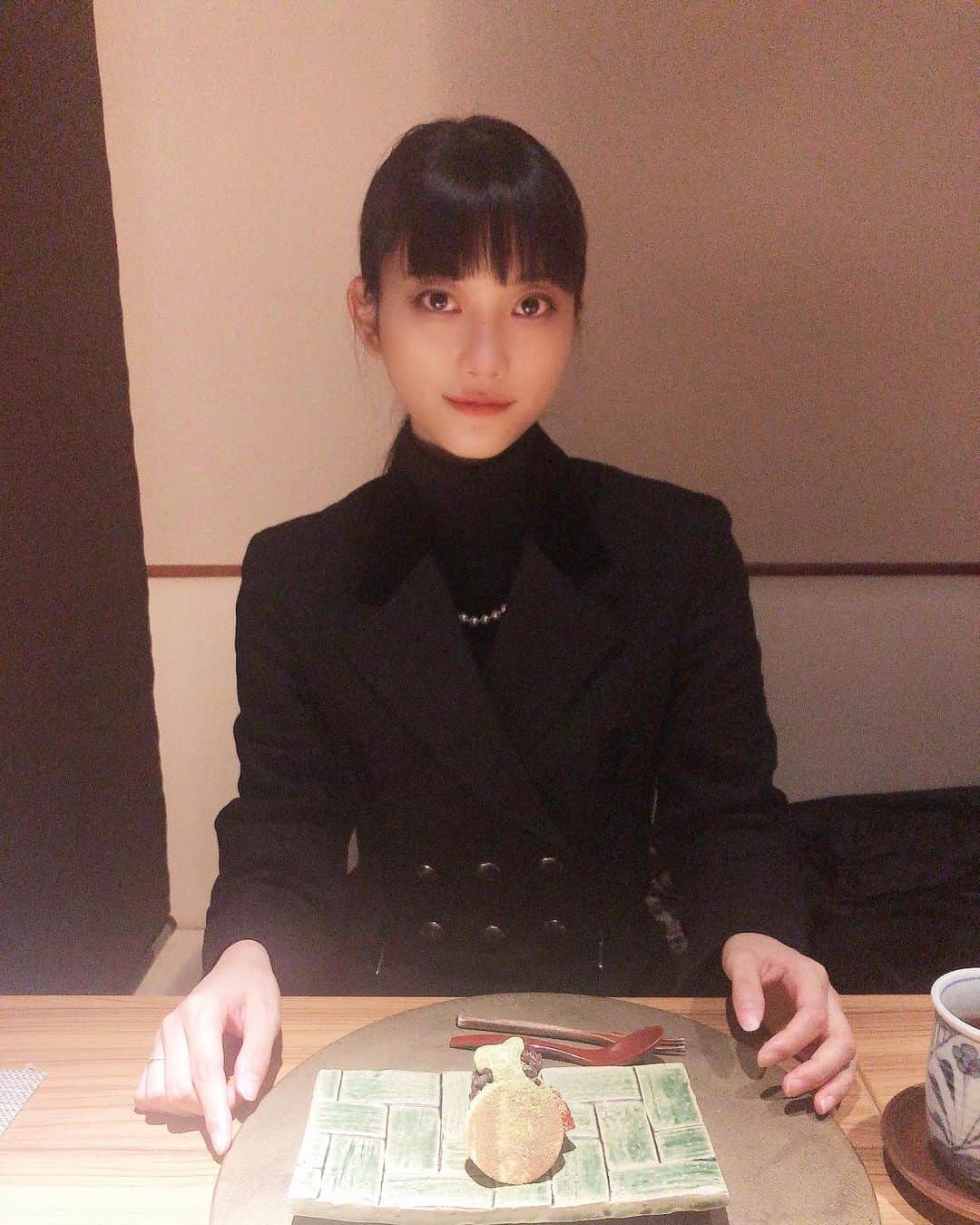 阿知波妃皇のインスタグラム：「沢山の方にお祝いして頂いて嬉しいでやんす- お誕生日は安全に大切な家族のような素敵なお祝いをして頂きました. 歳を重ねる事がとても楽しみで, 今がとても大好きです. 皆さんも今年は色々と思うことや考えることが多かったかと思います. 私ももっと大切な人を大切にしたいと思いました. 私の特別な人が健康で幸せに暮らしていってほしいと思います. そして私を産んでくれたお母さん、どんな時でも味方で居てくれるお姉ちゃんに心から感謝します. 大好きだよ.🧡」