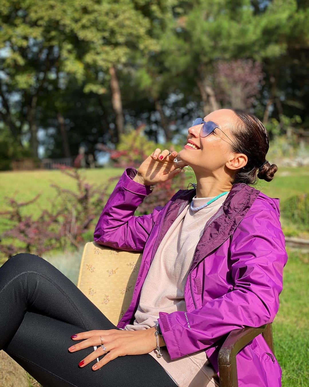 Sedef Avciのインスタグラム：「Sabahın sahibi vardır. Gün daima bulutla kalmaz. Herhal ilerdedir yaşanacak günlerin en güzelleri...🌸  NAZIM HİKMET」