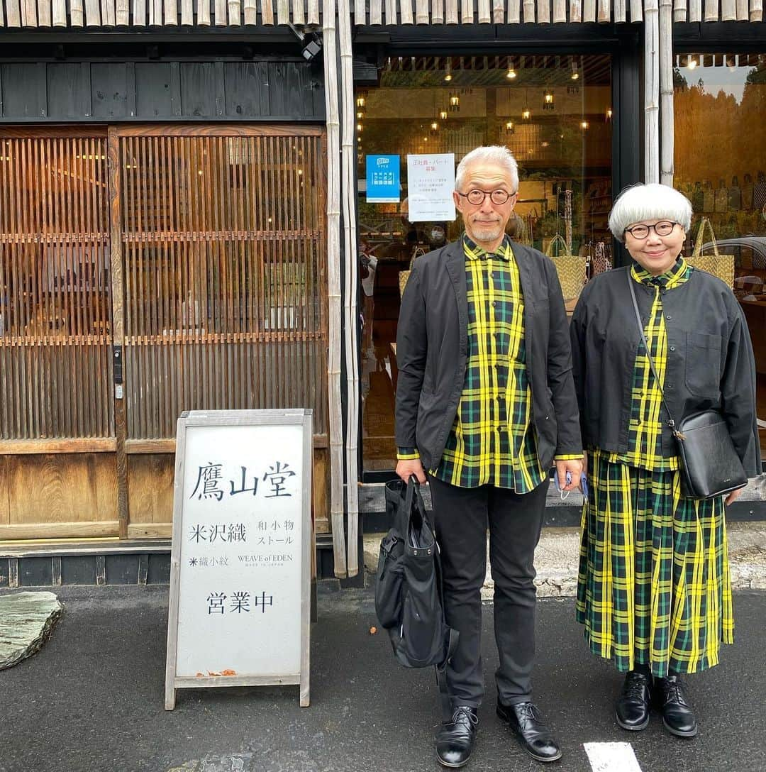 bon ponさんのインスタグラム写真 - (bon ponInstagram)「きものを返却してから、たまごやのスイーツ&カフェ「ウフウフガーデン」でランチをいただきました🥚🍚 お洒落な店内は、人気店らしく賑わっていました。 お料理で使用しているたまごは、全て直営農場「山田ガーデンファーム」より毎日届く朝採りのたまごを使用しているそうです。 bonは『たまごかけご飯』ponは『ハンバーグ入りオムライス』を食べました。たまごが濃厚でとても美味しかったです😍😍  ここでサプライズ‼️ 昨年のウラジオストクの旅で知り合ったマサトさんが、米沢在住のお友達のところへ来ていらして、お店まで会いに来てくれました❣️とっても嬉しかったです😍😍お友達の千葉さんは、自然栽培の蕎麦や饂飩を作っていて、貴重なお饂飩をいただきました。ありがとうございます🙏 ＊ ランチの後は、ウフウフガーデン近くの「鷹山堂」さんへ行きました。 鷹山堂(ようざんどう)は、江戸時代から続く伝統産業の織元が直営する、米沢織のアイテムと本格焙煎コーヒーのコンセプトショップです🧣☕️ 店舗は築100年の古民家をリノベーションし、インテリアには昭和30年に作られた織物工場で使われていた木材や道具を使用しており、とても落ち着く素敵な空間で、自家焙煎のコーヒーもとても美味しかったです😍😍 敷地内には、クラウドファウンディングで実現したというツリーハウスがあります。中にはソファが置かれ、眼下の雄大な渓谷を眺め、川のせせらぎに耳を傾けながら『大人がゆっくりくつろげる』ツリーハウスにワクワクしました🏡 ＊ つづく ・ ・ #旅ごろ東北 #PR #山形県米沢市 #米沢 #ウフウフガーデン #鷹山堂 #夫婦 #60代 #ファッション #コーディネート #リンクコーデ #夫婦コーデ #グレイヘア #白髪 #共白髪 #couple #over60 #fashion #coordinate #instafashion #instagramjapan #greyhair #grayhair #bonpon #bonpon511」11月5日 23時52分 - bonpon511