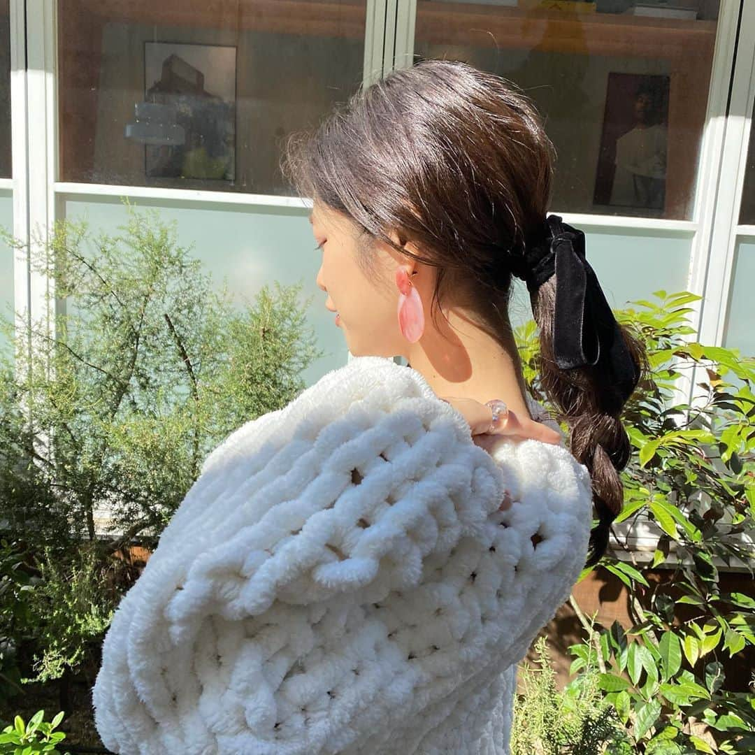 ayumiさんのインスタグラム写真 - (ayumiInstagram)「🌞🌞🌞 この時期はベロアのリボンが付けたくなる…🤓🎀 髪色変えると気持ちも上がって 今日はゆるっと三つ編み日和でした〜😚😘🍭」11月5日 23時53分 - ayupichikitchen