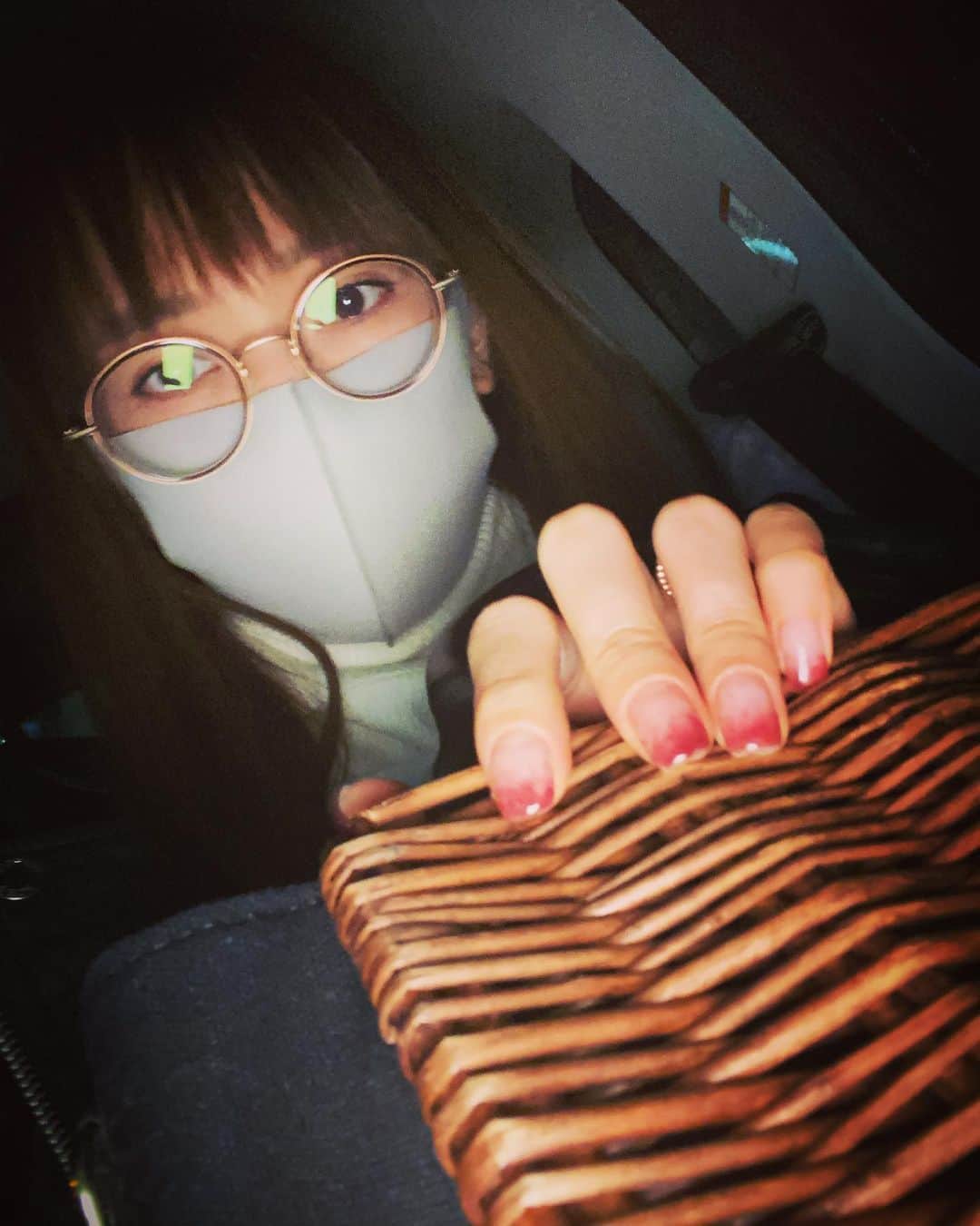 のインスタグラム：「移動中ふいに撮れた写真… ネイルはぶどうみたいなグラデーションなうです。  今回もかれこれ10年近く前からセンスにベタ惚れしているふたり @risadlaw___  @tsubasa_by_dlaw.lapilie  のところで。  ベルベットだって☺︎  子育てと仕事の合間に駆け込んで 気分やイメージを伝えると パパッと綺麗に仕上げてくれる。 本当に職人！ いつもありがとう。  せっかくなので前回までのも載せておきますね✾  #nail #salon #beauty #friend #draw #lapillie #maintenance #momnails  #move #taxi #work #mom #days #love #life #thanks」