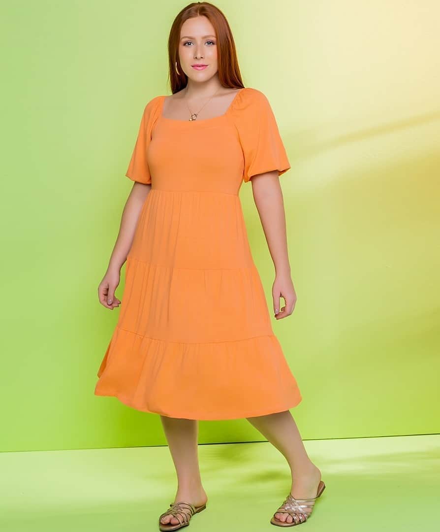 DECÊNCIAのインスタグラム：「O vestido de malha é sempre uma opção fácil, confortável e bastante delicada. Para um verão ainda mais alegre e cheio de vida, apostamos nas cores cheias de energia, como o laranja! 🧡 A gente amou, e você? #decencia #vestidodemalha #modaplussize #plussizeonline」